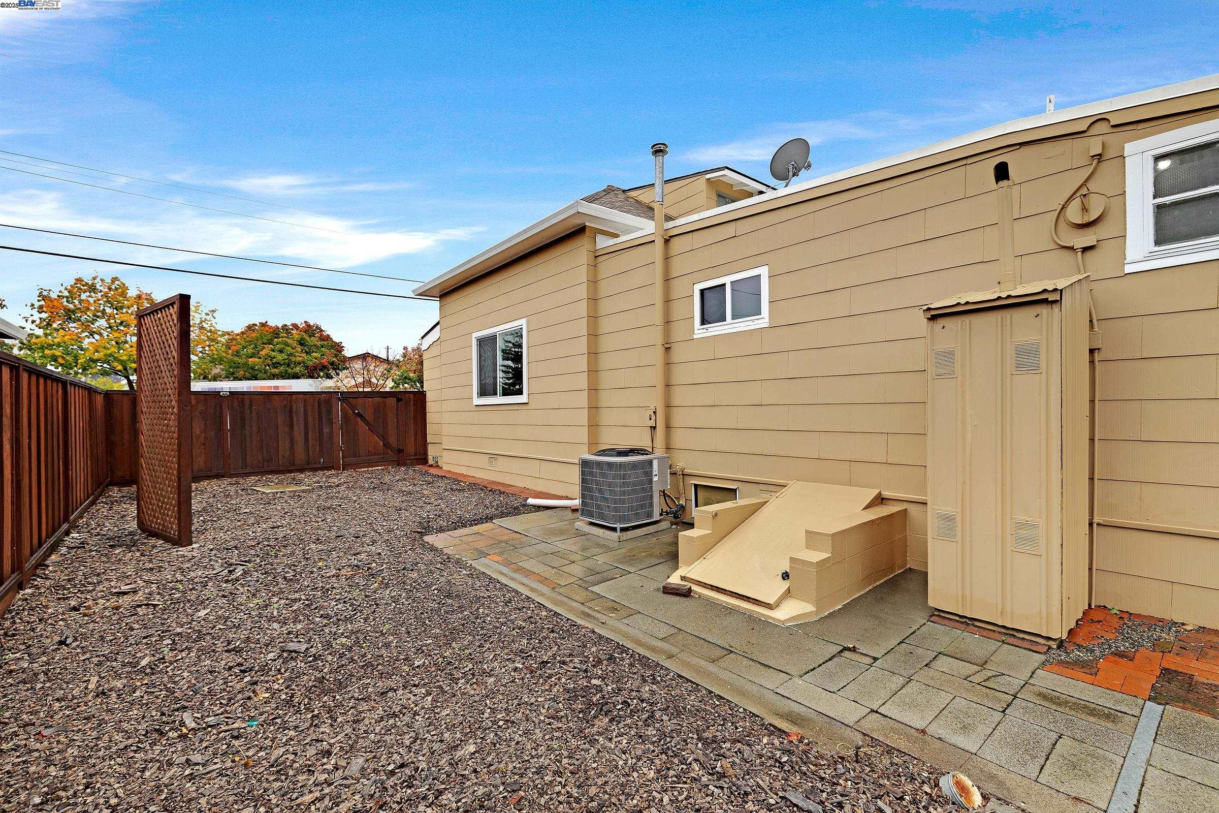 Detail Gallery Image 10 of 36 For 589 S M St, Livermore,  CA 94550 - 3 Beds | 2 Baths