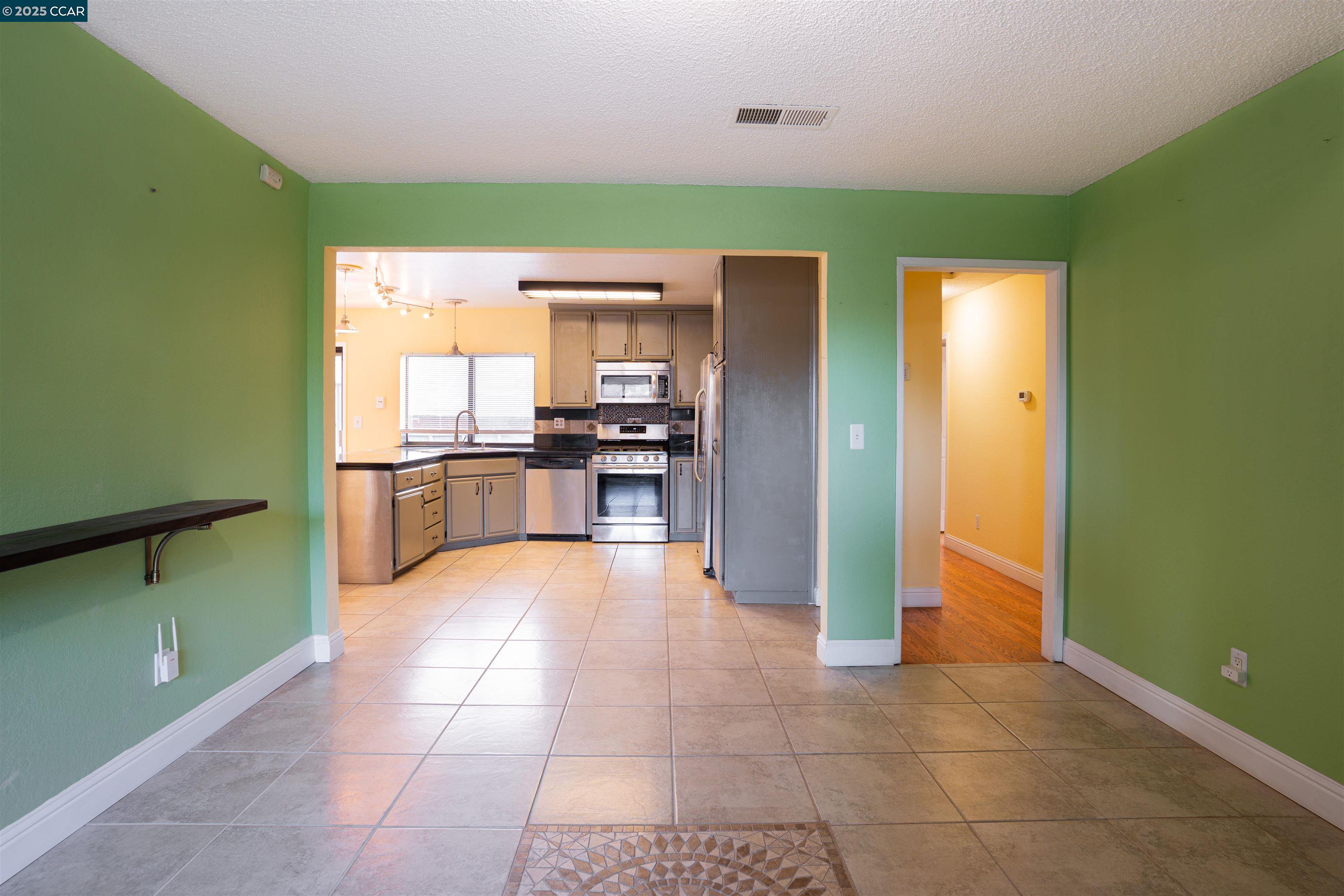 Detail Gallery Image 7 of 29 For 1993 Calaveras Dr, Bay Point,  CA 94565 - 3 Beds | 2 Baths