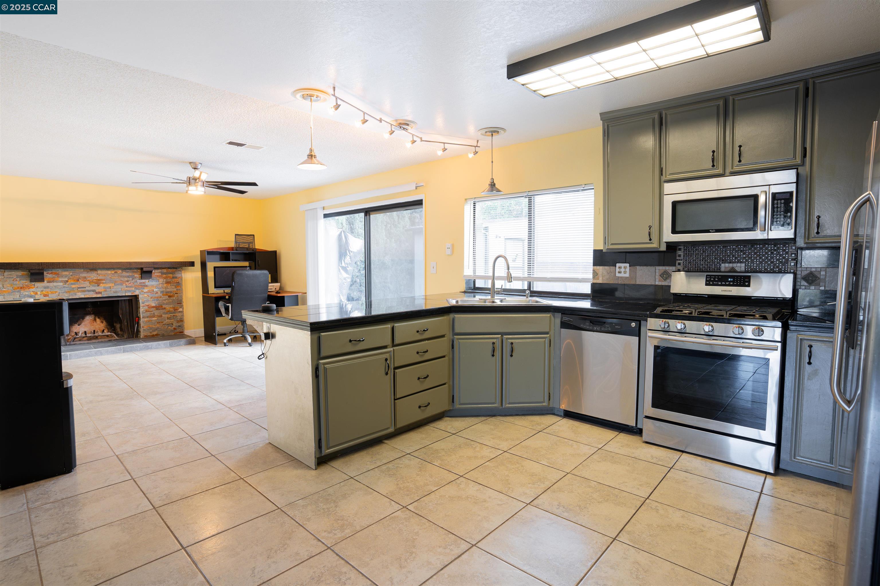 Detail Gallery Image 8 of 29 For 1993 Calaveras Dr, Bay Point,  CA 94565 - 3 Beds | 2 Baths