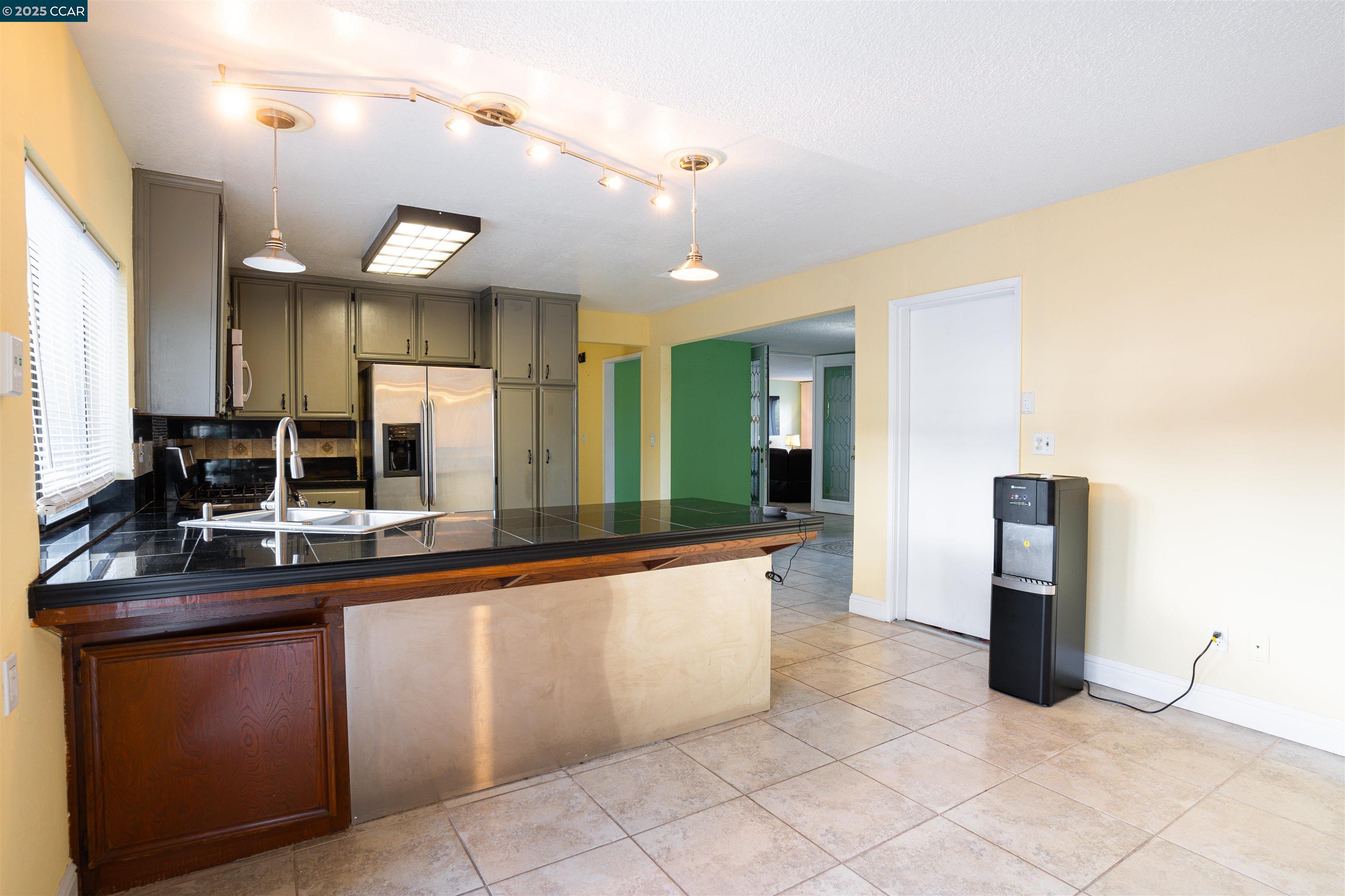 Detail Gallery Image 9 of 29 For 1993 Calaveras Dr, Bay Point,  CA 94565 - 3 Beds | 2 Baths