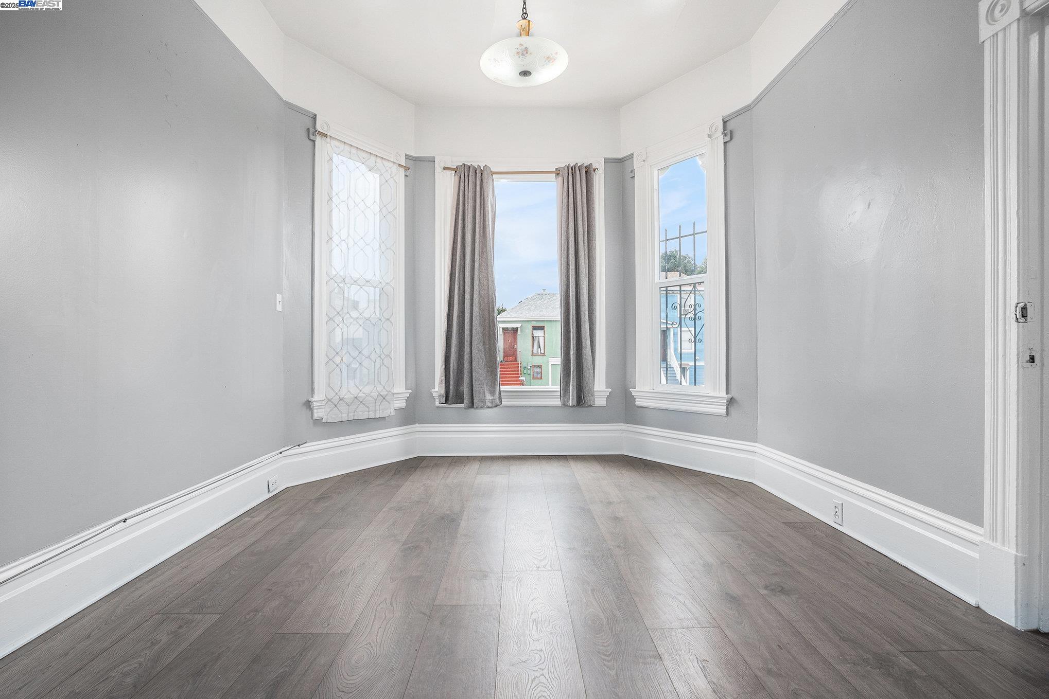 Detail Gallery Image 5 of 20 For 185 7th St, Oakland,  CA 94607 - 5 Beds | 2 Baths