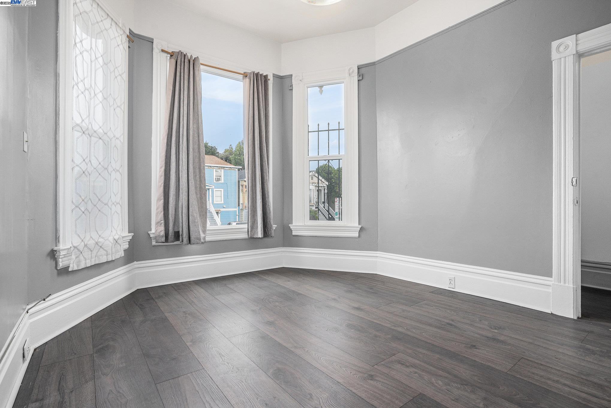 Detail Gallery Image 6 of 20 For 185 7th St, Oakland,  CA 94607 - 5 Beds | 2 Baths