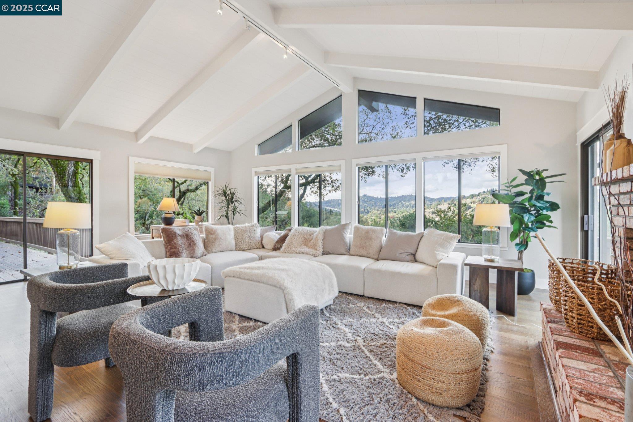 Detail Gallery Image 4 of 55 For 858 Mountain View Dr, Lafayette,  CA 94549 - 5 Beds | 3/1 Baths