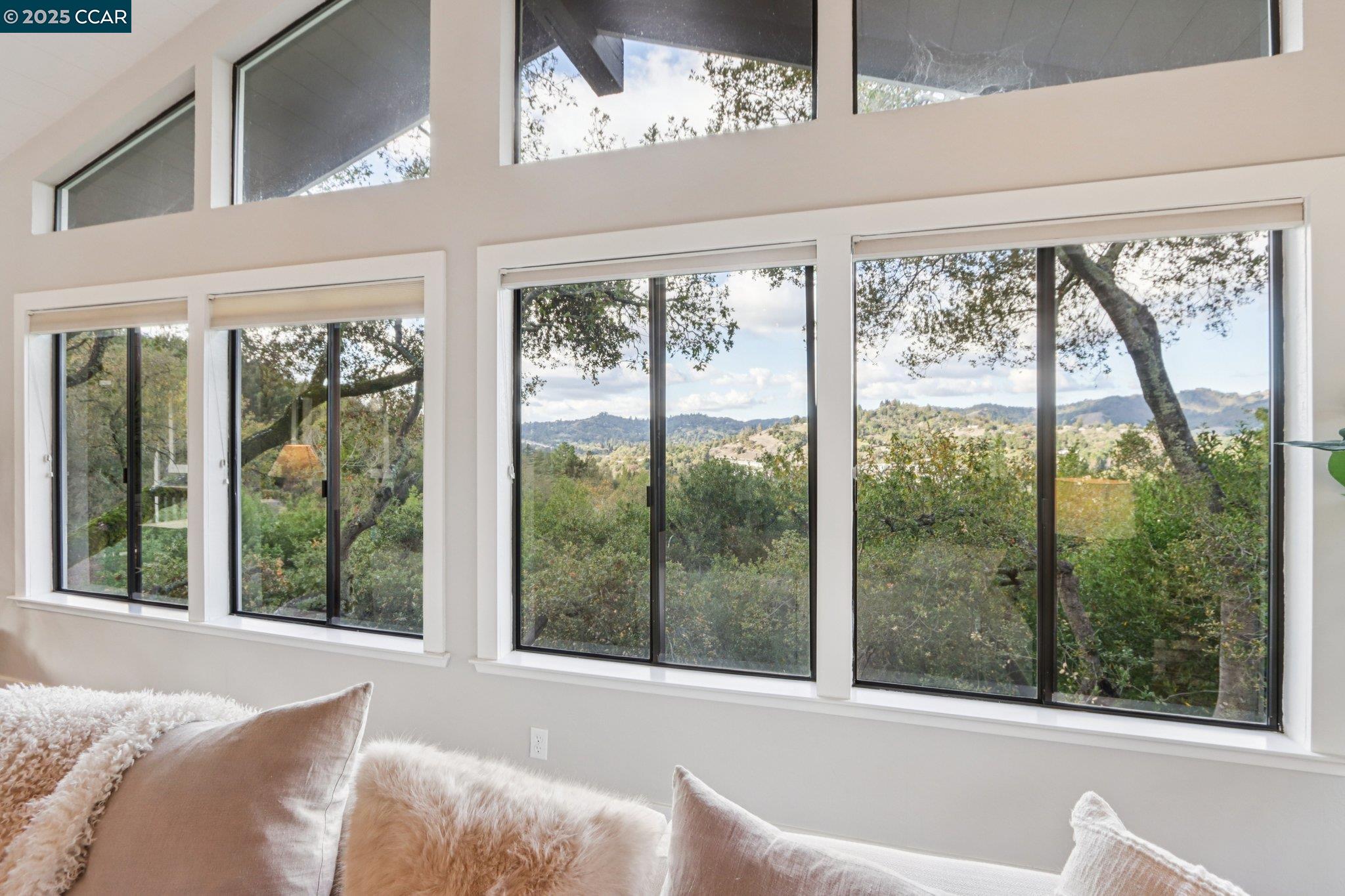 Detail Gallery Image 9 of 55 For 858 Mountain View Dr, Lafayette,  CA 94549 - 5 Beds | 3/1 Baths