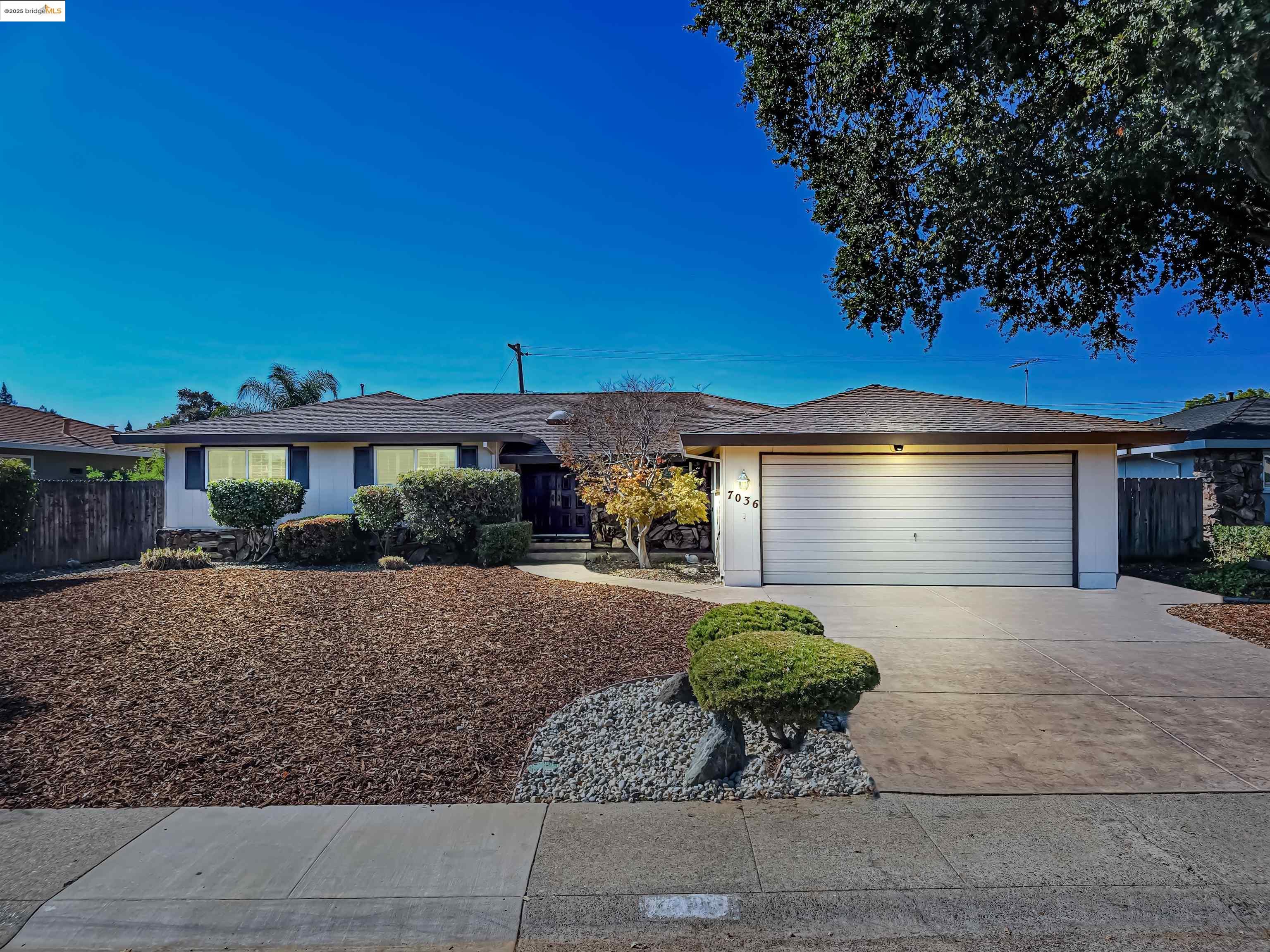 Detail Gallery Image 2 of 27 For 7036 13th St, Sacramento,  CA 95831 - 3 Beds | 2 Baths