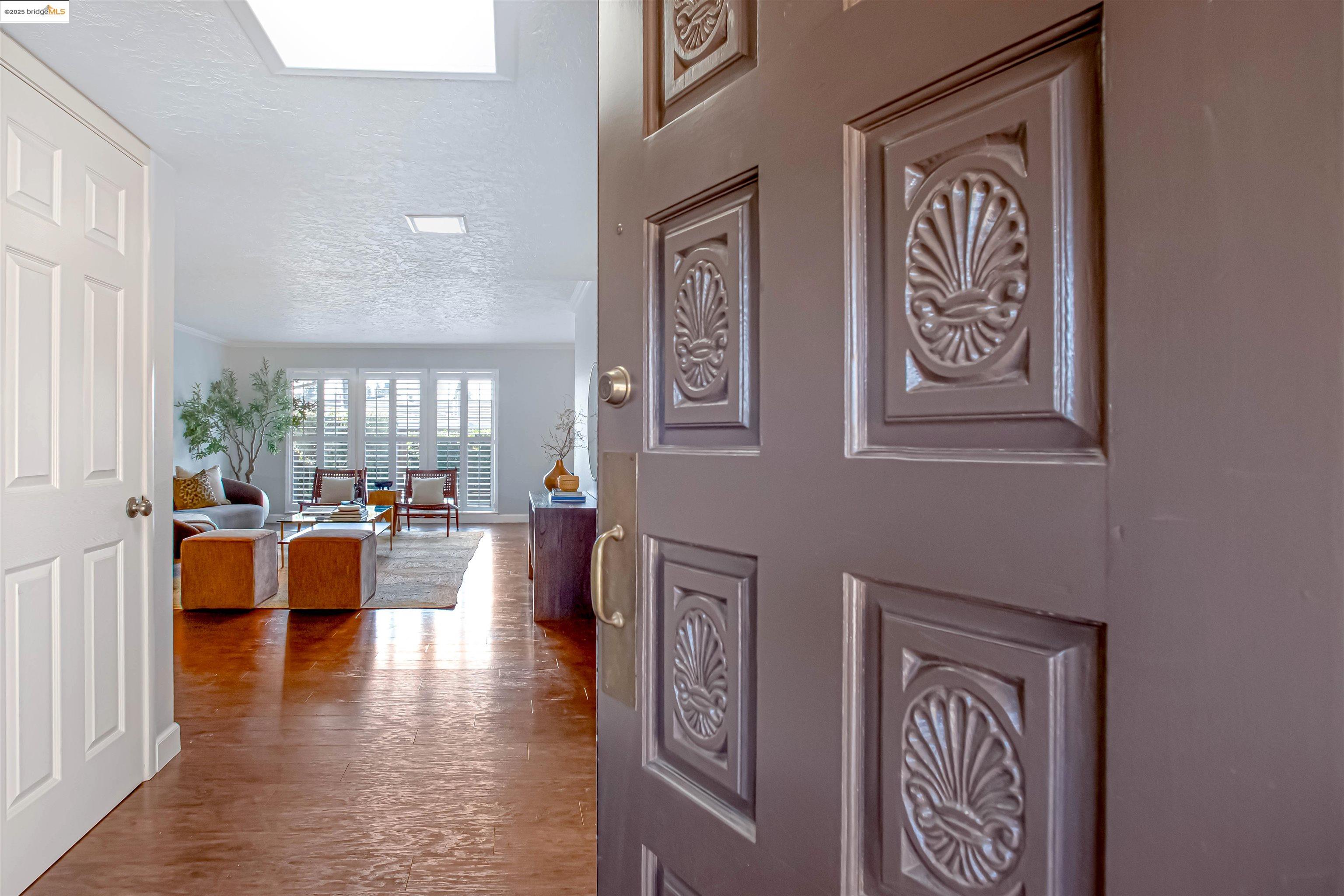 Detail Gallery Image 3 of 27 For 7036 13th St, Sacramento,  CA 95831 - 3 Beds | 2 Baths