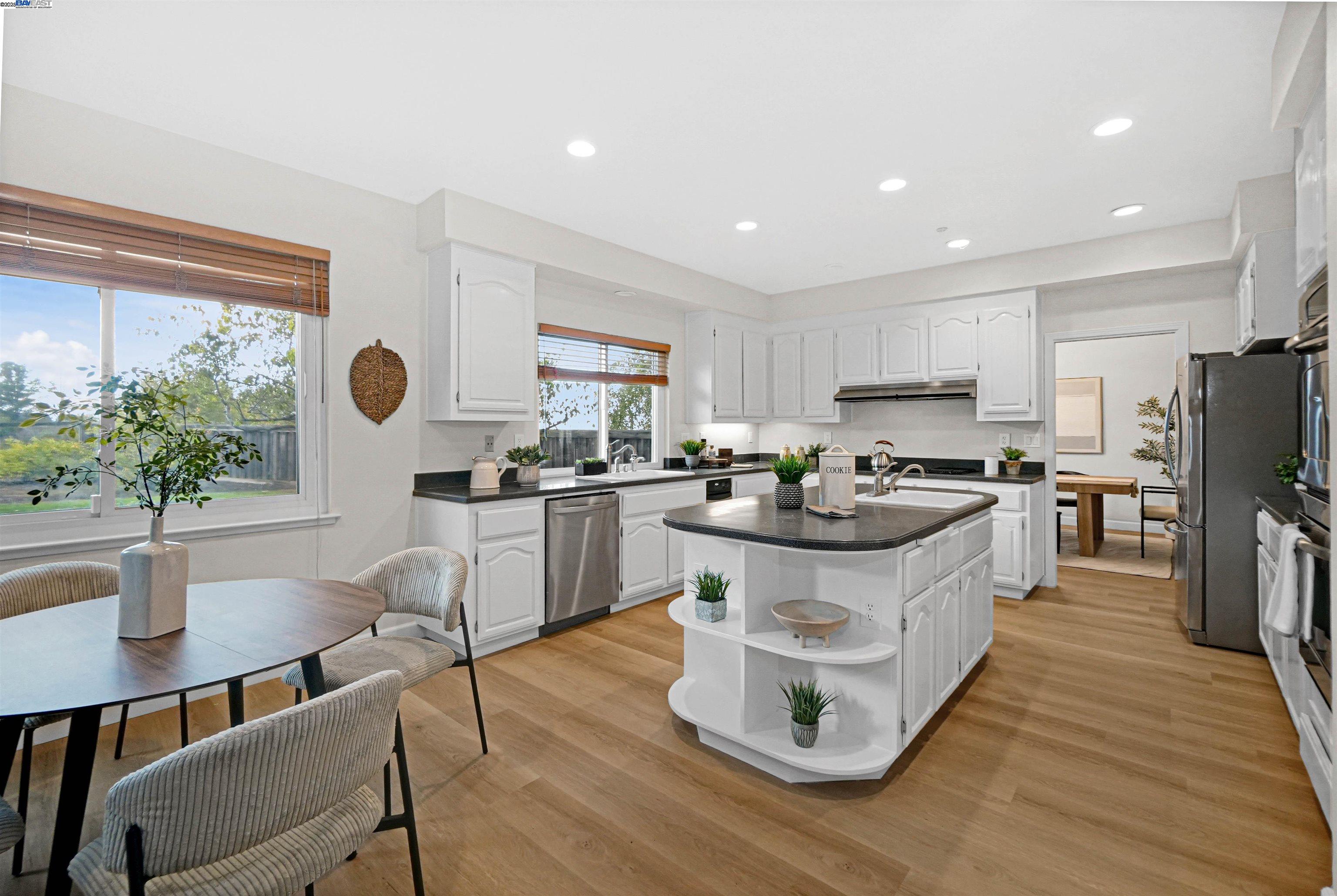 Detail Gallery Image 16 of 58 For 28475 Fox Hollow Dr, Hayward,  CA 94542 - 5 Beds | 3 Baths