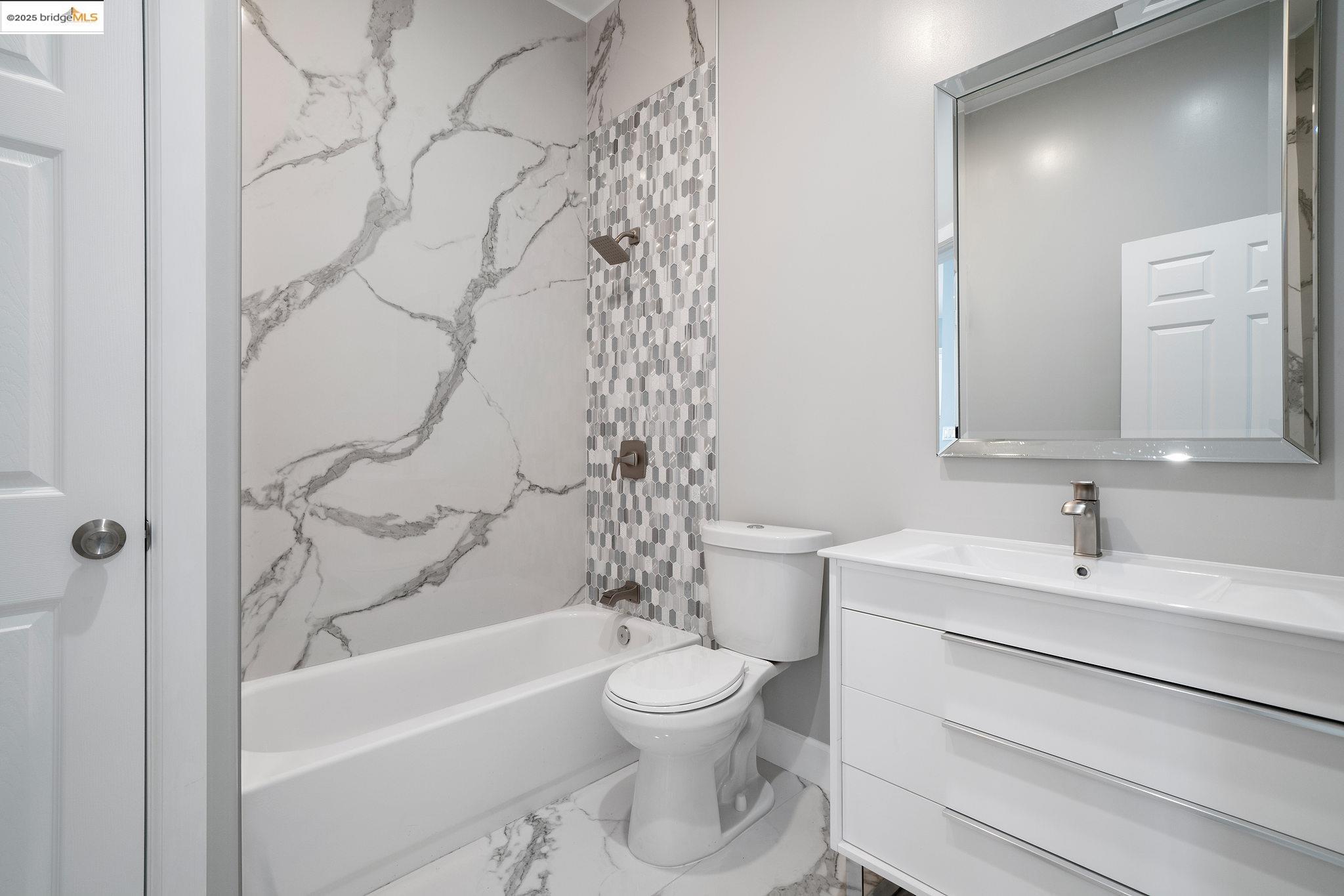 Detail Gallery Image 27 of 44 For 4511 Elmwood Rd, El Sobrante,  CA 94803 - 4 Beds | 4 Baths