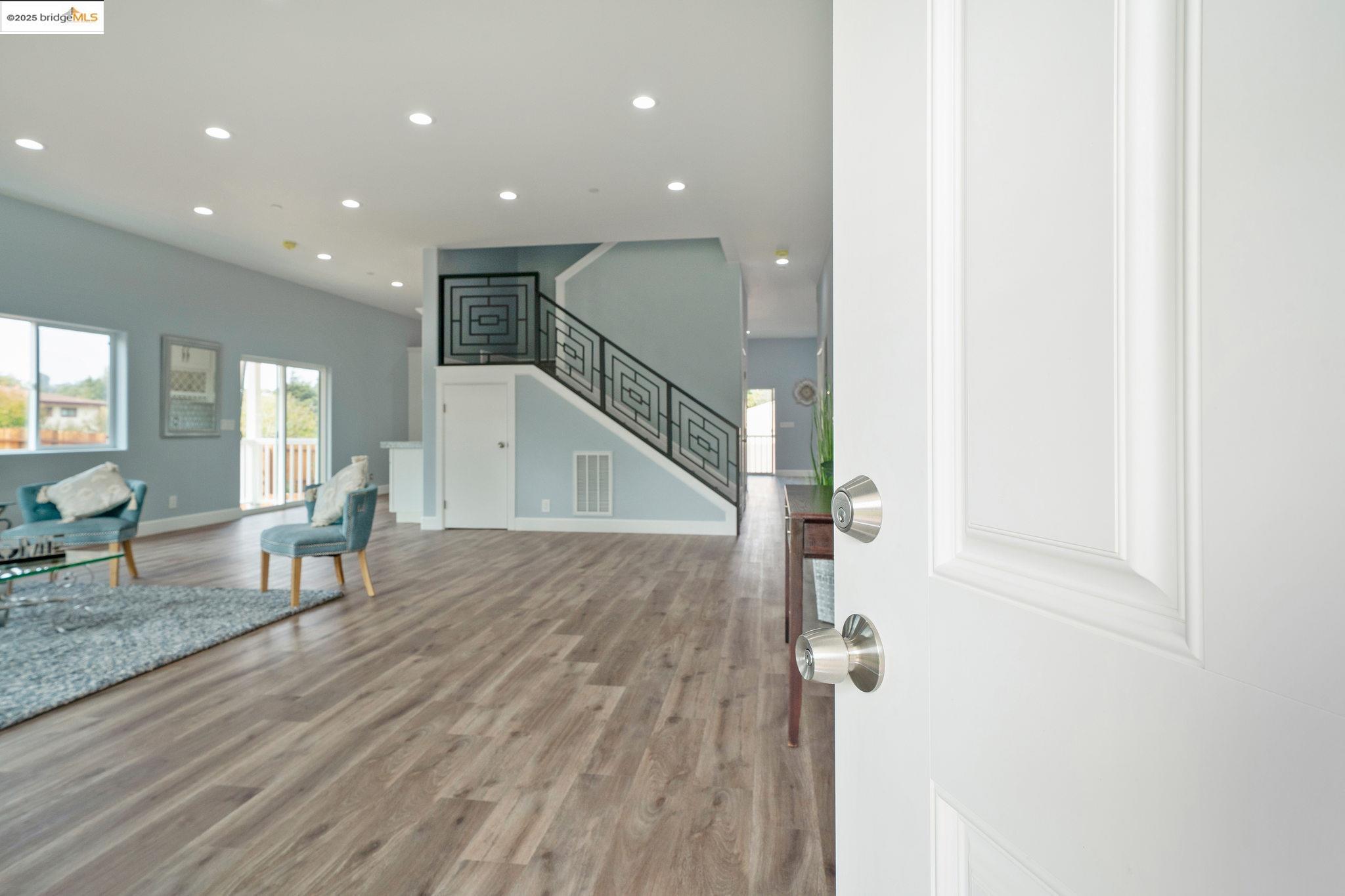 Detail Gallery Image 4 of 44 For 4511 Elmwood Rd, El Sobrante,  CA 94803 - 4 Beds | 4 Baths