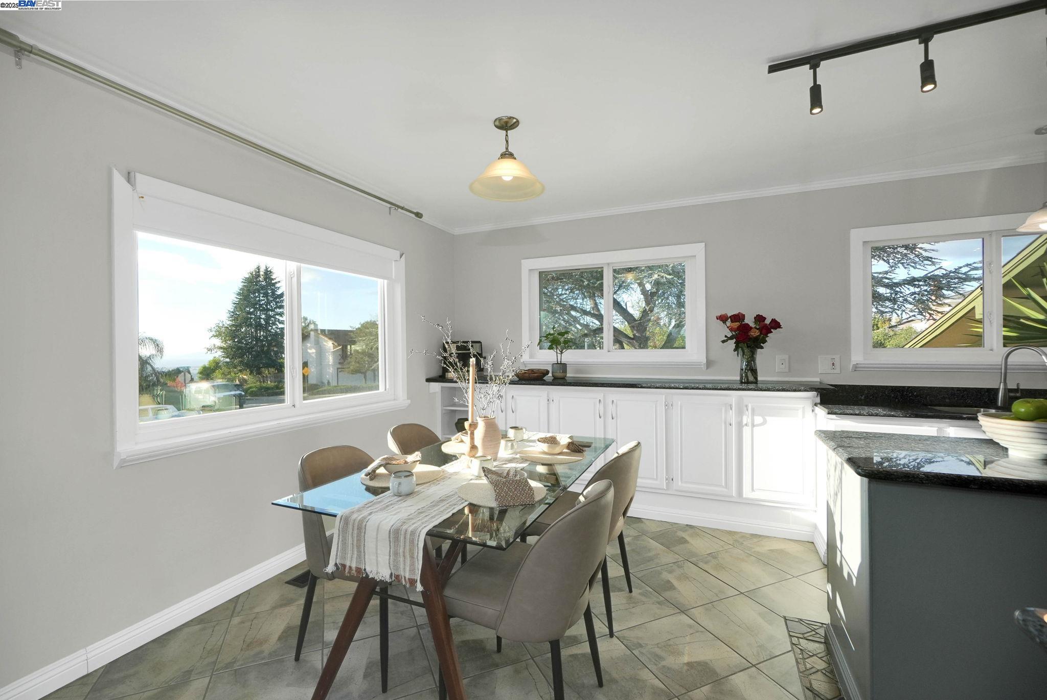 Detail Gallery Image 12 of 57 For 27956 Edgecliff Way, Hayward,  CA 94542 - 4 Beds | 3 Baths