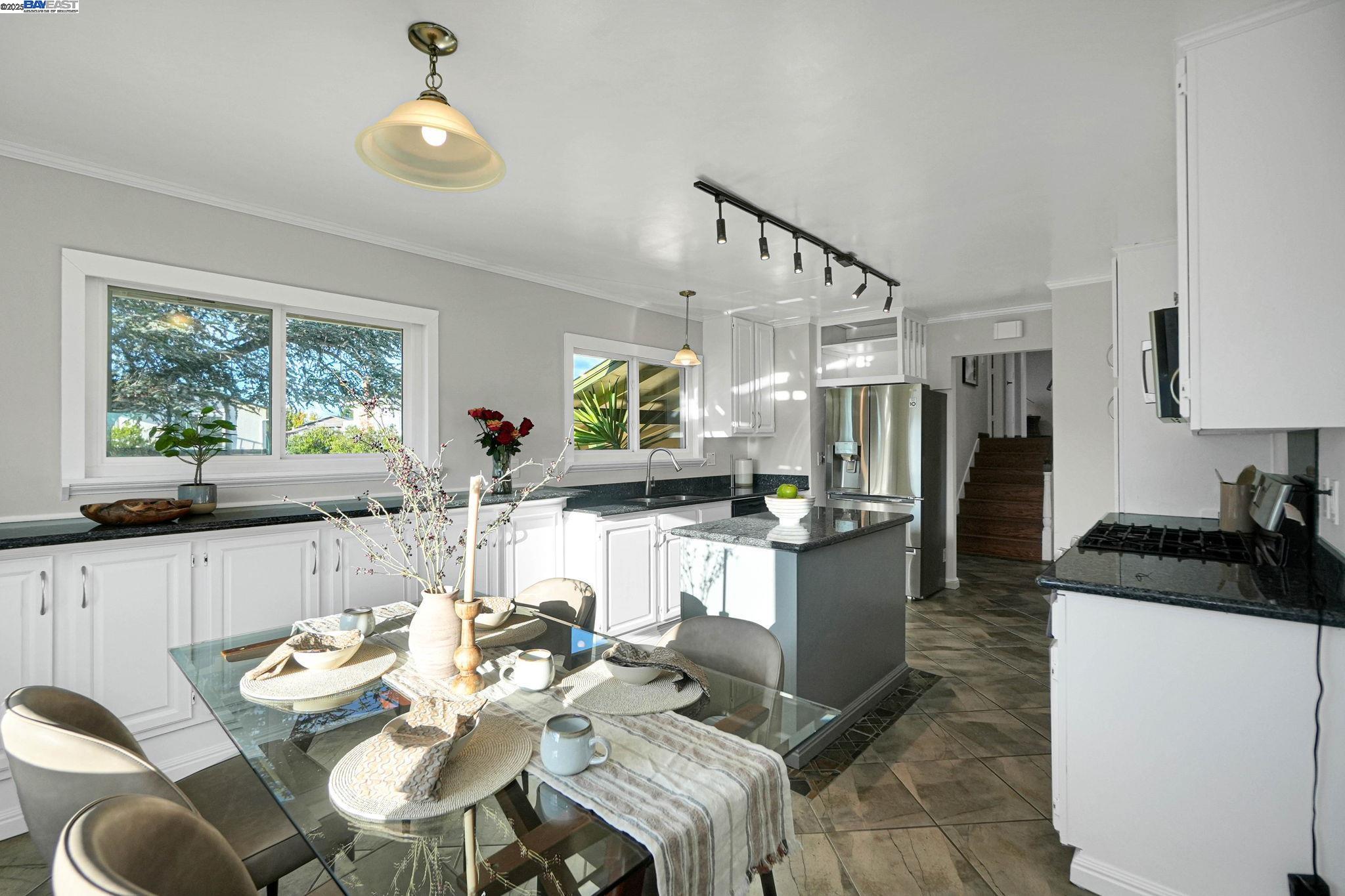 Detail Gallery Image 14 of 57 For 27956 Edgecliff Way, Hayward,  CA 94542 - 4 Beds | 3 Baths