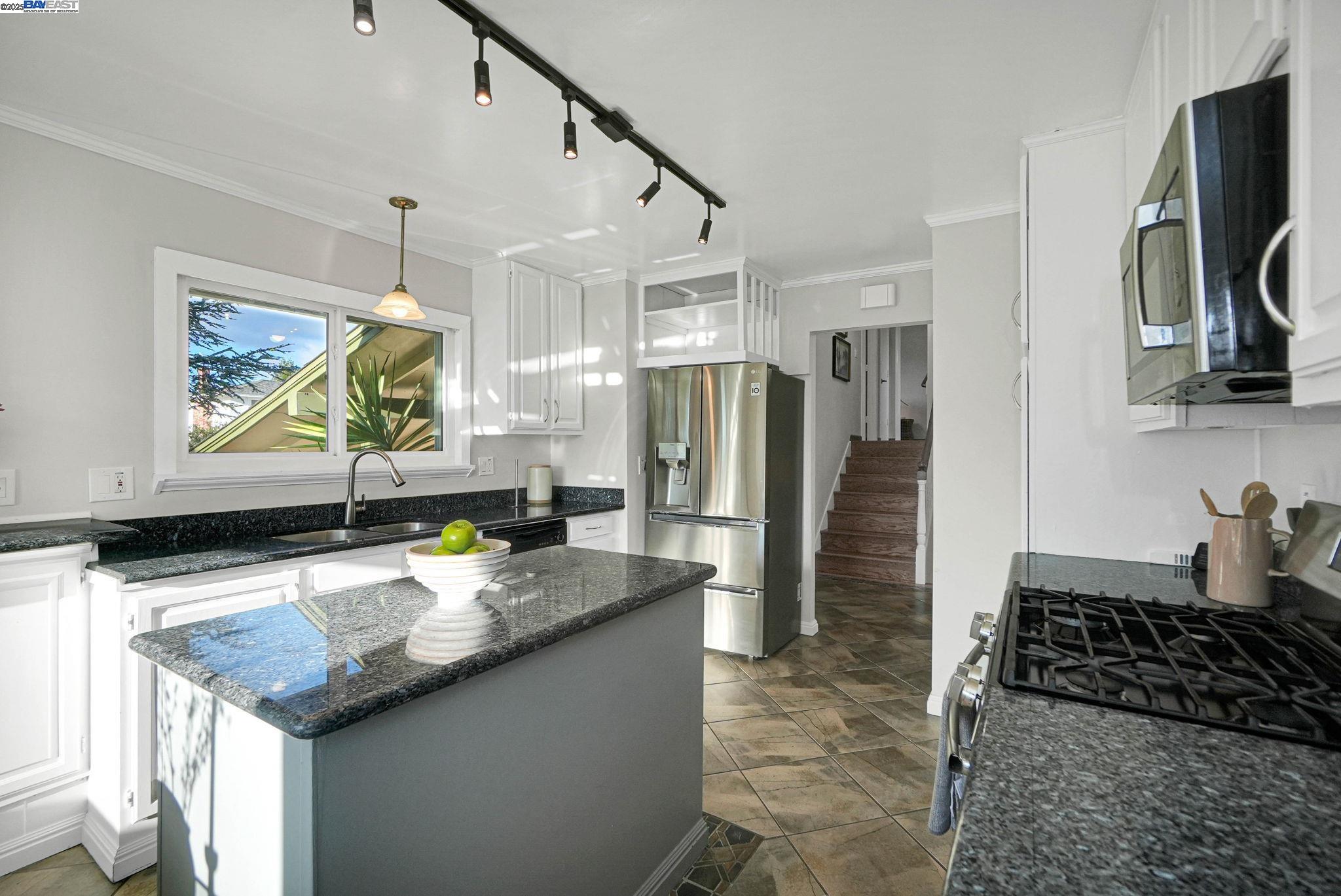 Detail Gallery Image 15 of 57 For 27956 Edgecliff Way, Hayward,  CA 94542 - 4 Beds | 3 Baths