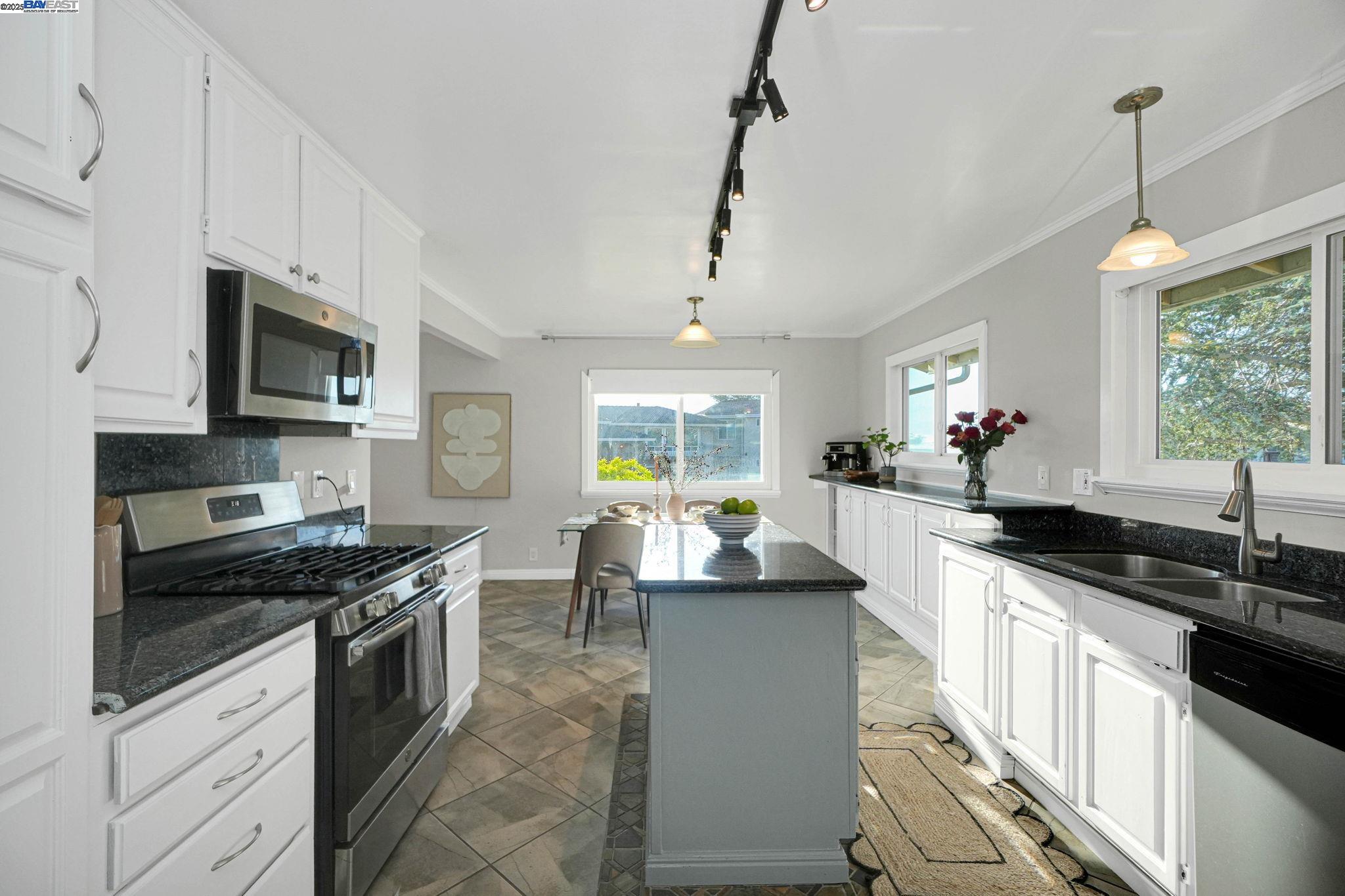 Detail Gallery Image 16 of 57 For 27956 Edgecliff Way, Hayward,  CA 94542 - 4 Beds | 3 Baths