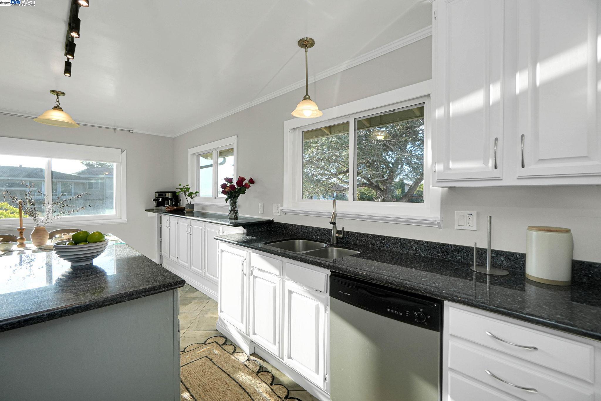 Detail Gallery Image 17 of 57 For 27956 Edgecliff Way, Hayward,  CA 94542 - 4 Beds | 3 Baths