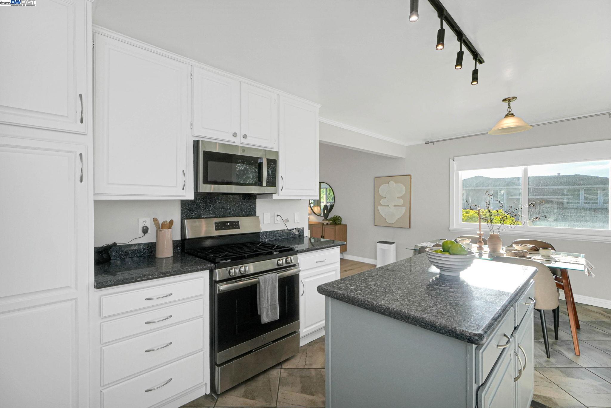 Detail Gallery Image 18 of 57 For 27956 Edgecliff Way, Hayward,  CA 94542 - 4 Beds | 3 Baths