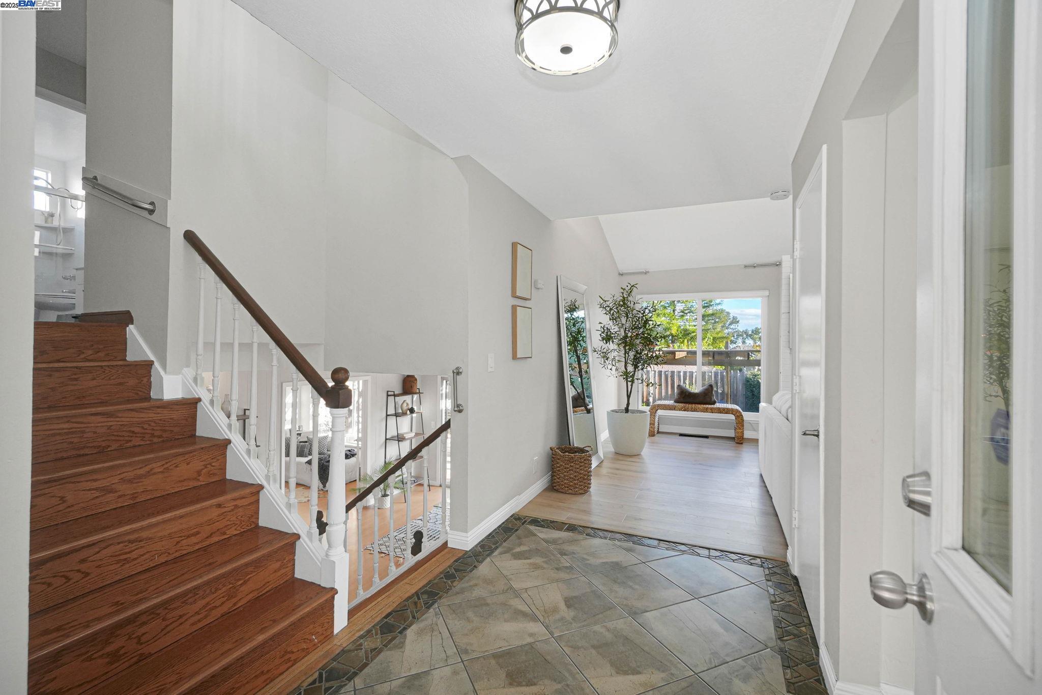 Detail Gallery Image 4 of 57 For 27956 Edgecliff Way, Hayward,  CA 94542 - 4 Beds | 3 Baths