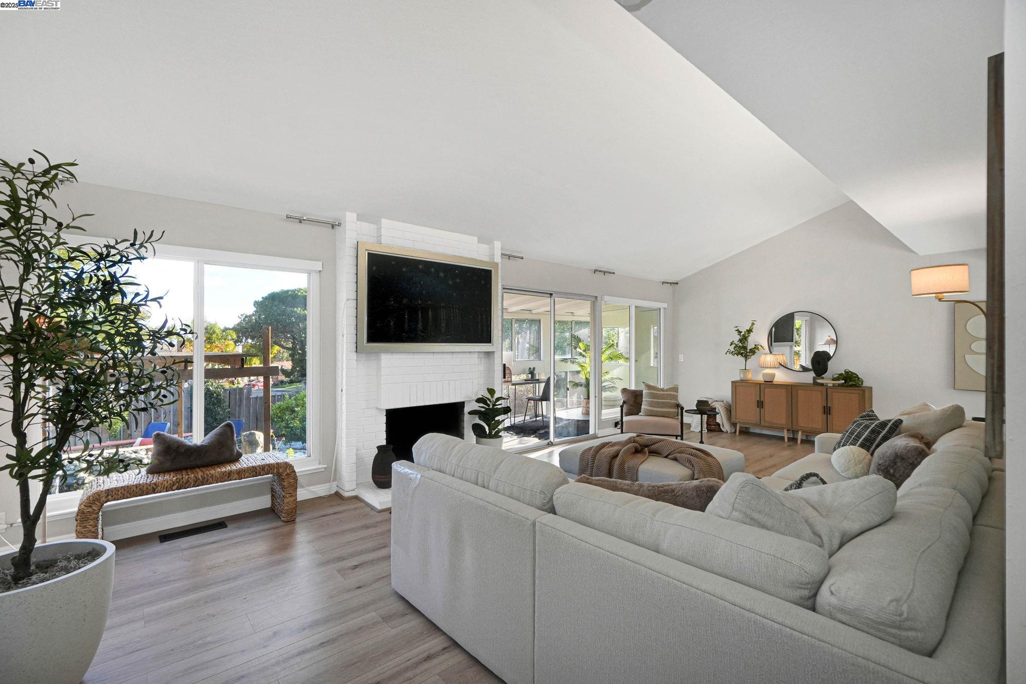 Detail Gallery Image 5 of 57 For 27956 Edgecliff Way, Hayward,  CA 94542 - 4 Beds | 3 Baths