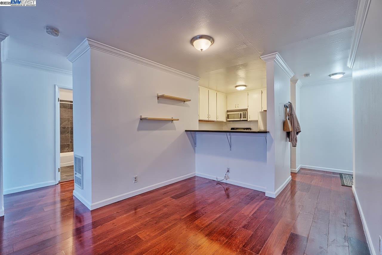 Detail Gallery Image 8 of 25 For 151 Lakeside Dr #213,  Oakland,  CA 94612 - 2 Beds | 2 Baths