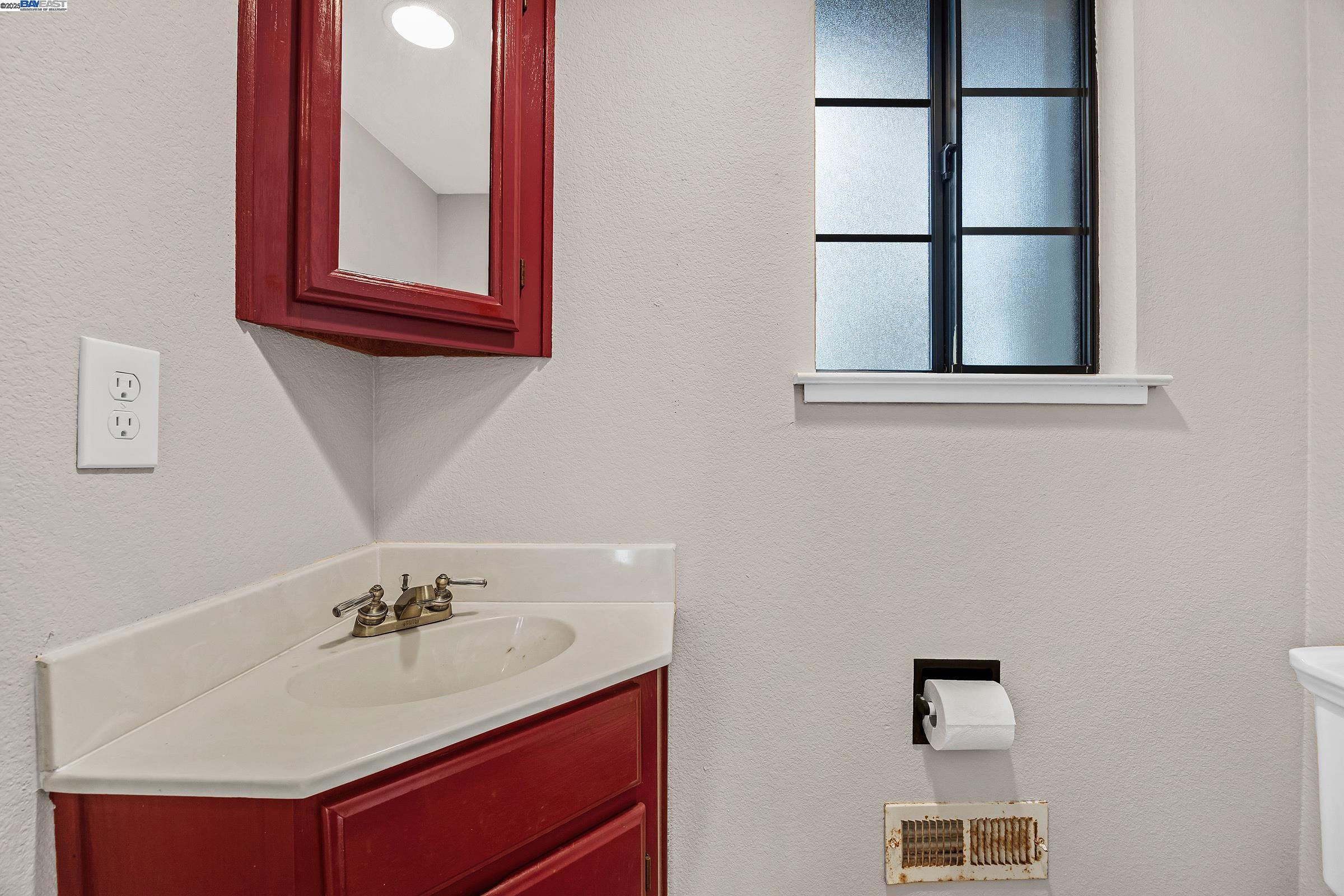 Detail Gallery Image 12 of 35 For 1116 Vista Point Ln, Concord,  CA 94521 - 4 Beds | 2/1 Baths