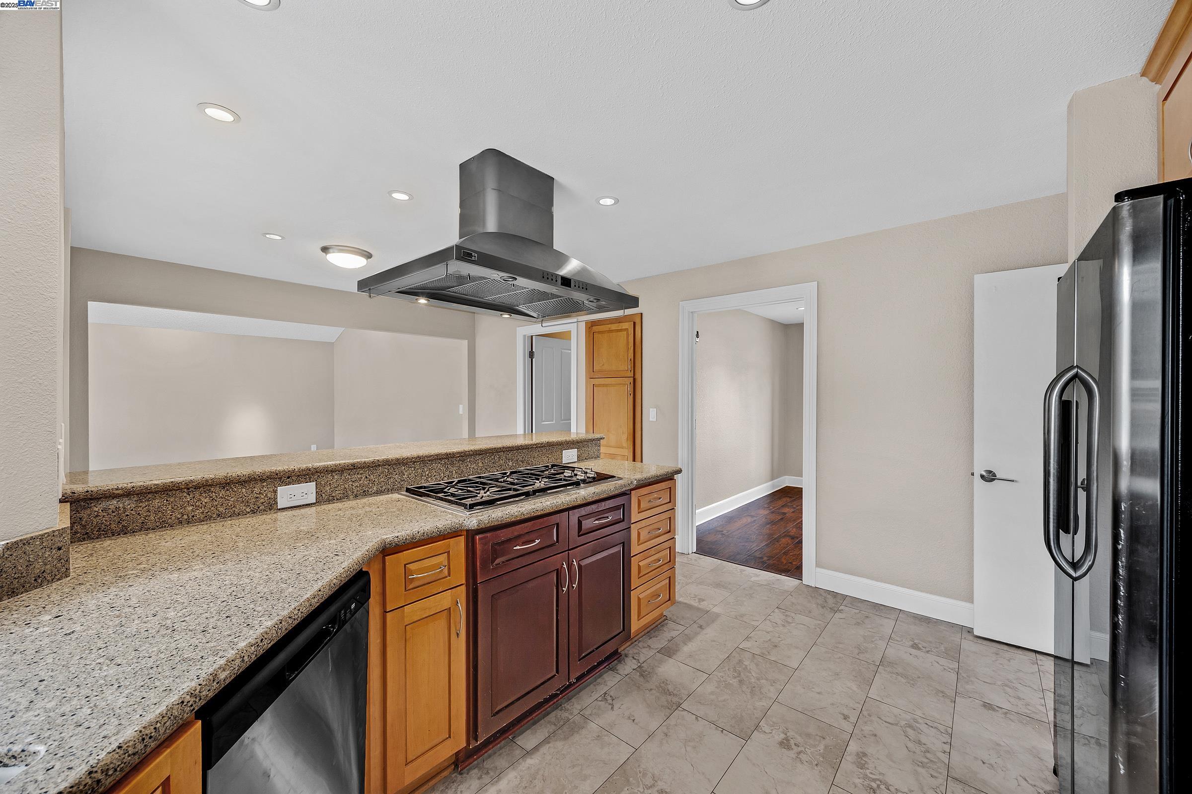 Detail Gallery Image 8 of 35 For 1116 Vista Point Ln, Concord,  CA 94521 - 4 Beds | 2/1 Baths