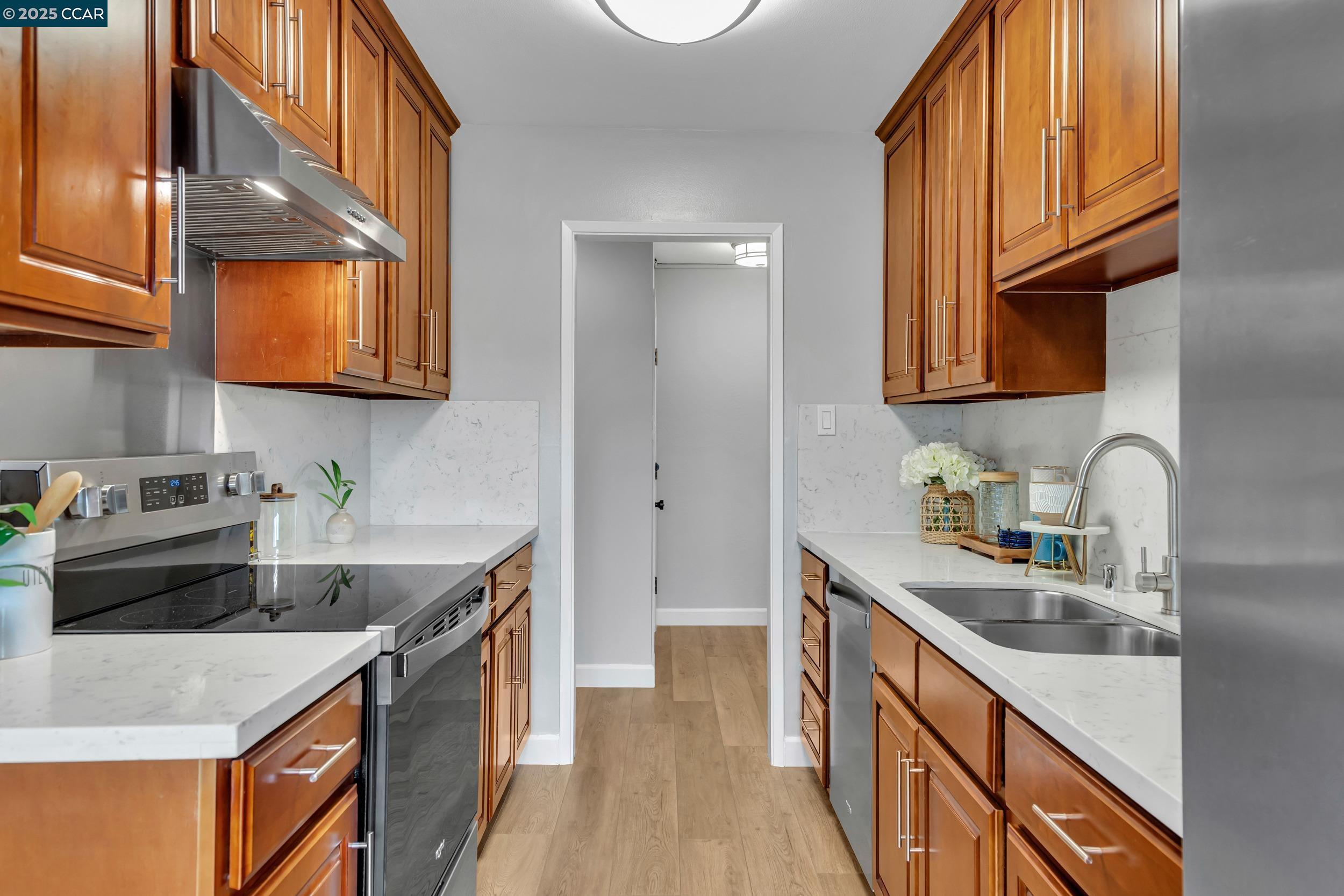 Detail Gallery Image 5 of 45 For 2137 Otis Dr #111,  Alameda,  CA 94501 - 1 Beds | 1 Baths