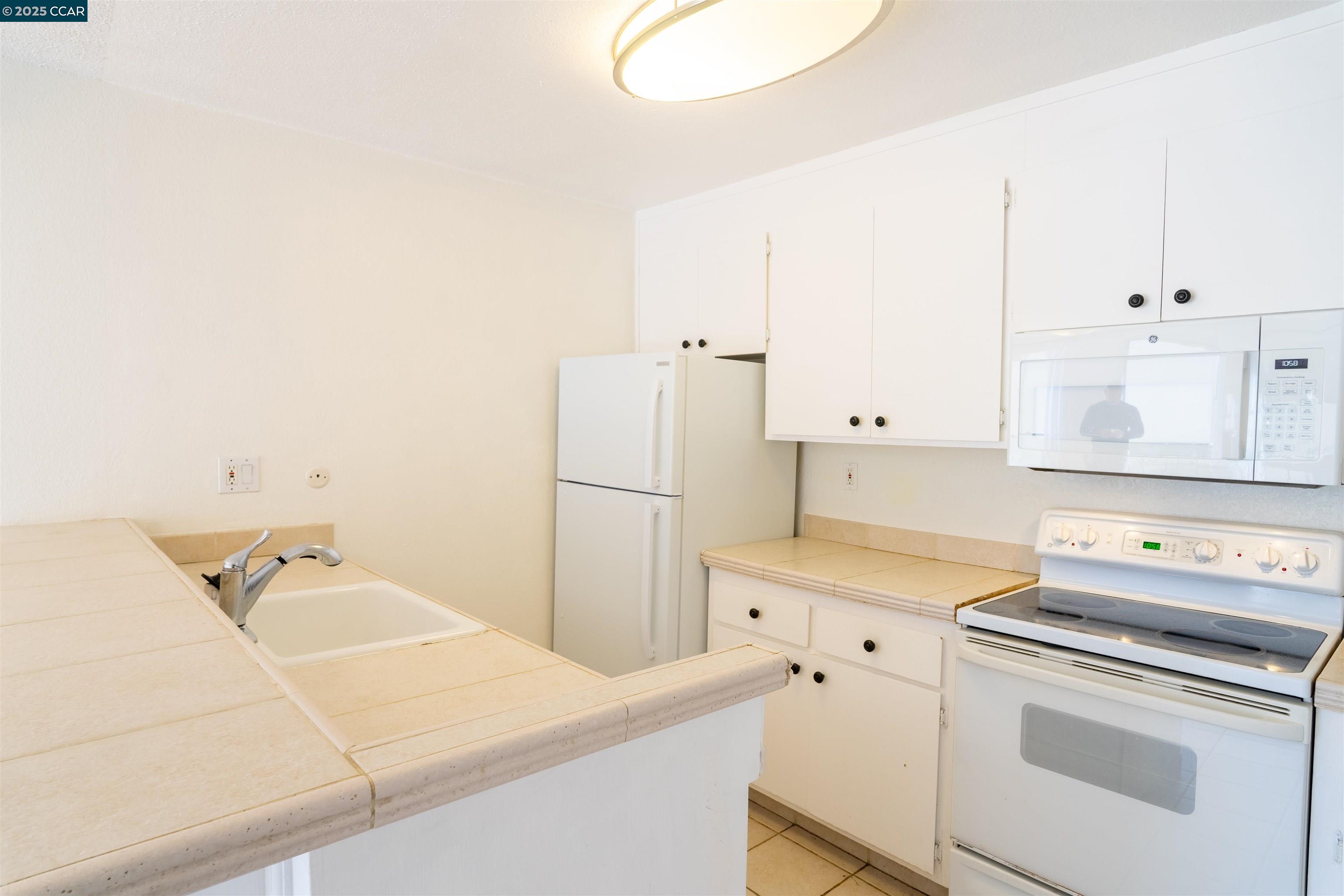 Detail Gallery Image 4 of 26 For 466 Crescent St #306,  Oakland,  CA 94610 - 1 Beds | 1 Baths