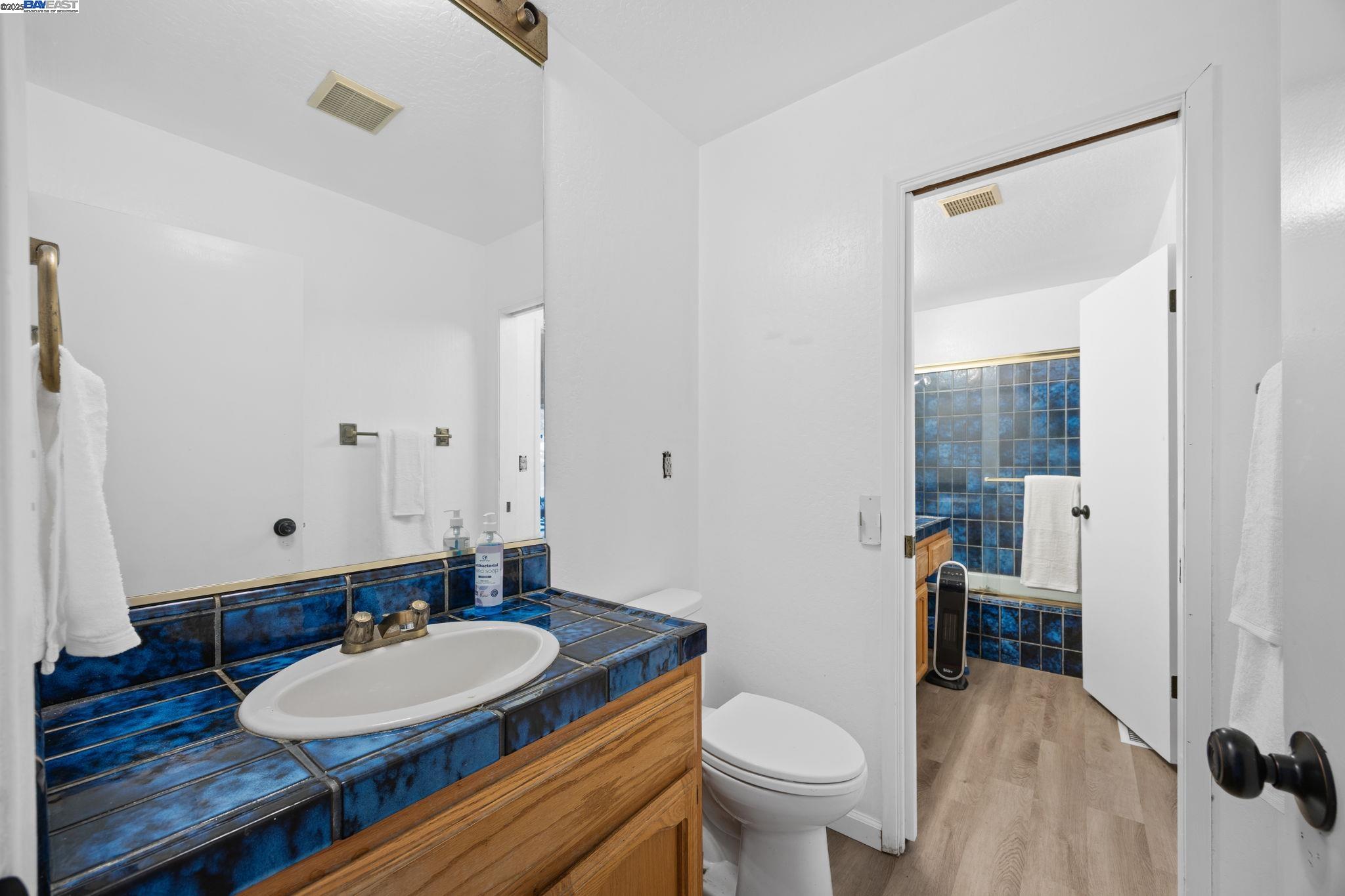 Detail Gallery Image 13 of 30 For 3660 Oak Knoll Blvd, Oakland,  CA 94605 - 4 Beds | 3 Baths