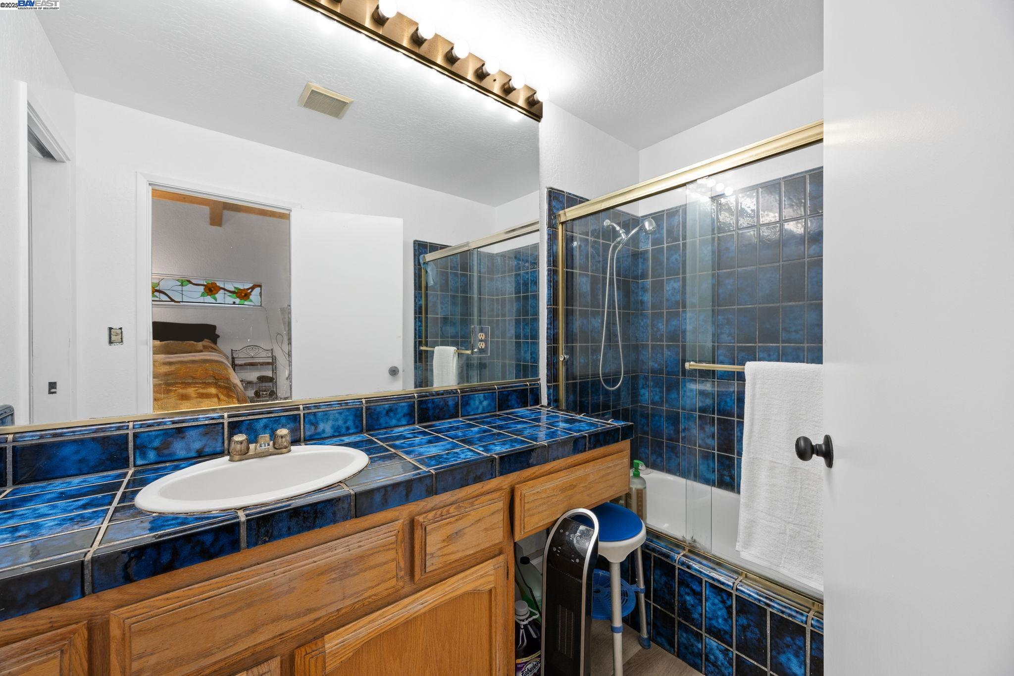 Detail Gallery Image 14 of 30 For 3660 Oak Knoll Blvd, Oakland,  CA 94605 - 4 Beds | 3 Baths