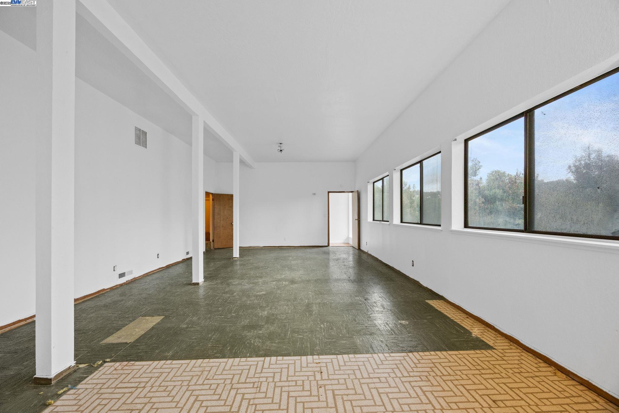 Detail Gallery Image 20 of 30 For 3660 Oak Knoll Blvd, Oakland,  CA 94605 - 4 Beds | 3 Baths