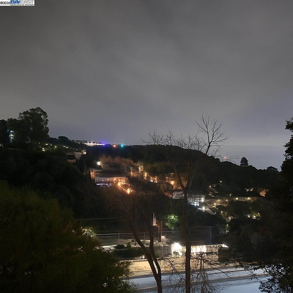 Detail Gallery Image 4 of 30 For 3660 Oak Knoll Blvd, Oakland,  CA 94605 - 4 Beds | 3 Baths