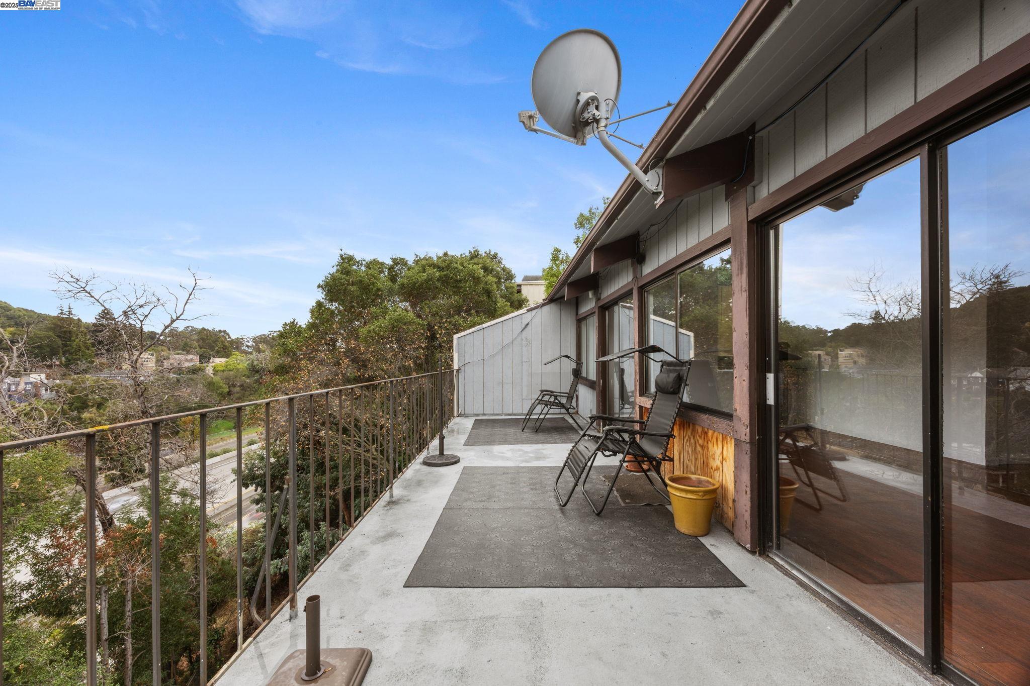 Detail Gallery Image 9 of 30 For 3660 Oak Knoll Blvd, Oakland,  CA 94605 - 4 Beds | 3 Baths