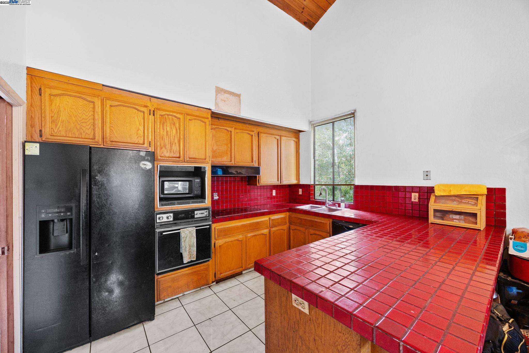 Detail Gallery Image 10 of 30 For 3660 Oak Knoll Blvd, Oakland,  CA 94605 - 4 Beds | 3 Baths