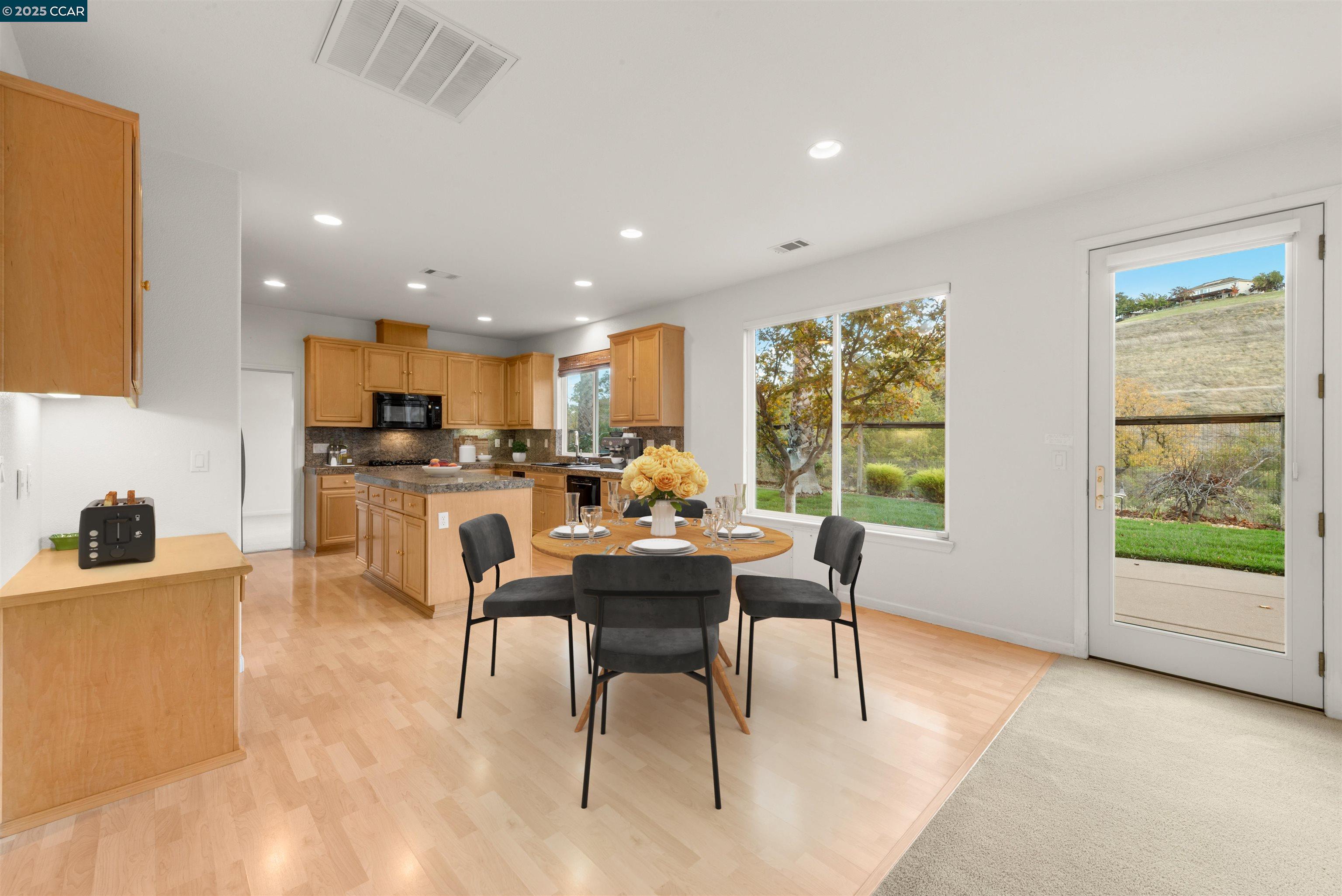 Detail Gallery Image 13 of 58 For 1012 Barkwood Ct, Concord,  CA 94521 - 5 Beds | 3/1 Baths