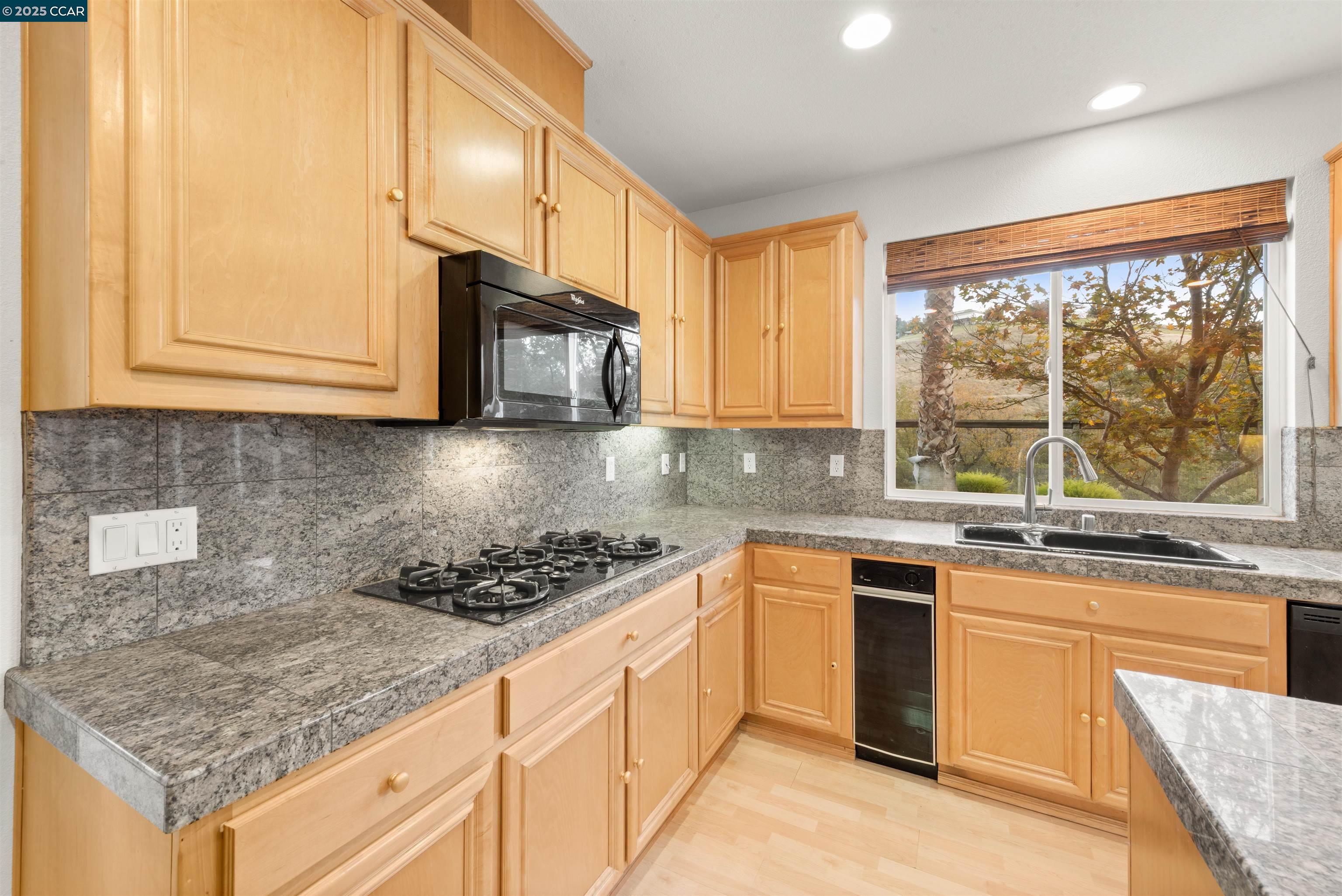 Detail Gallery Image 16 of 58 For 1012 Barkwood Ct, Concord,  CA 94521 - 5 Beds | 3/1 Baths