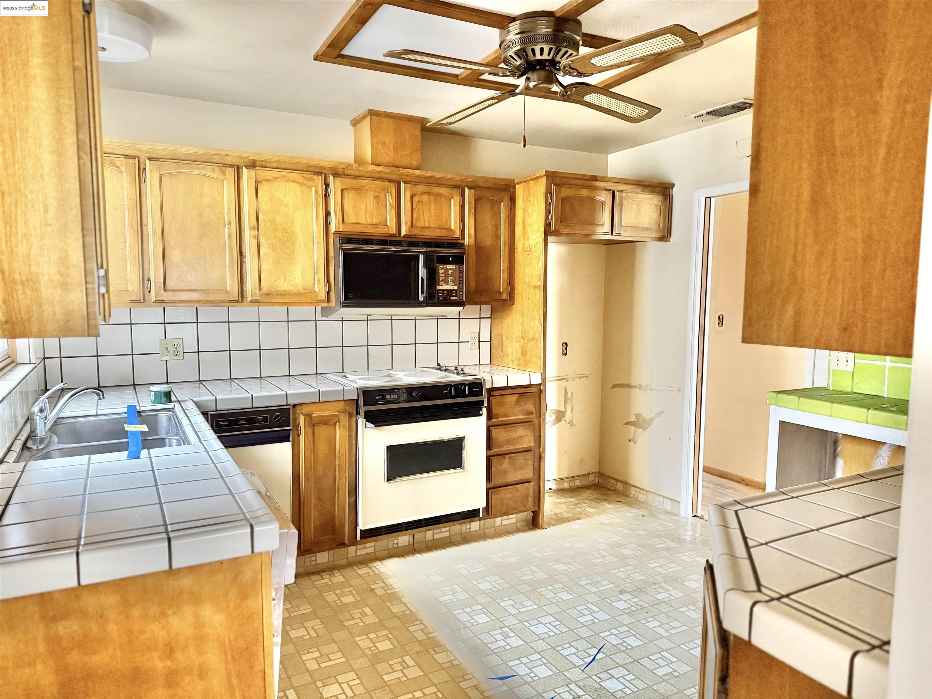 Detail Gallery Image 8 of 19 For 949 Flores Way, Rio Vista,  CA 94571 - 3 Beds | 1/1 Baths