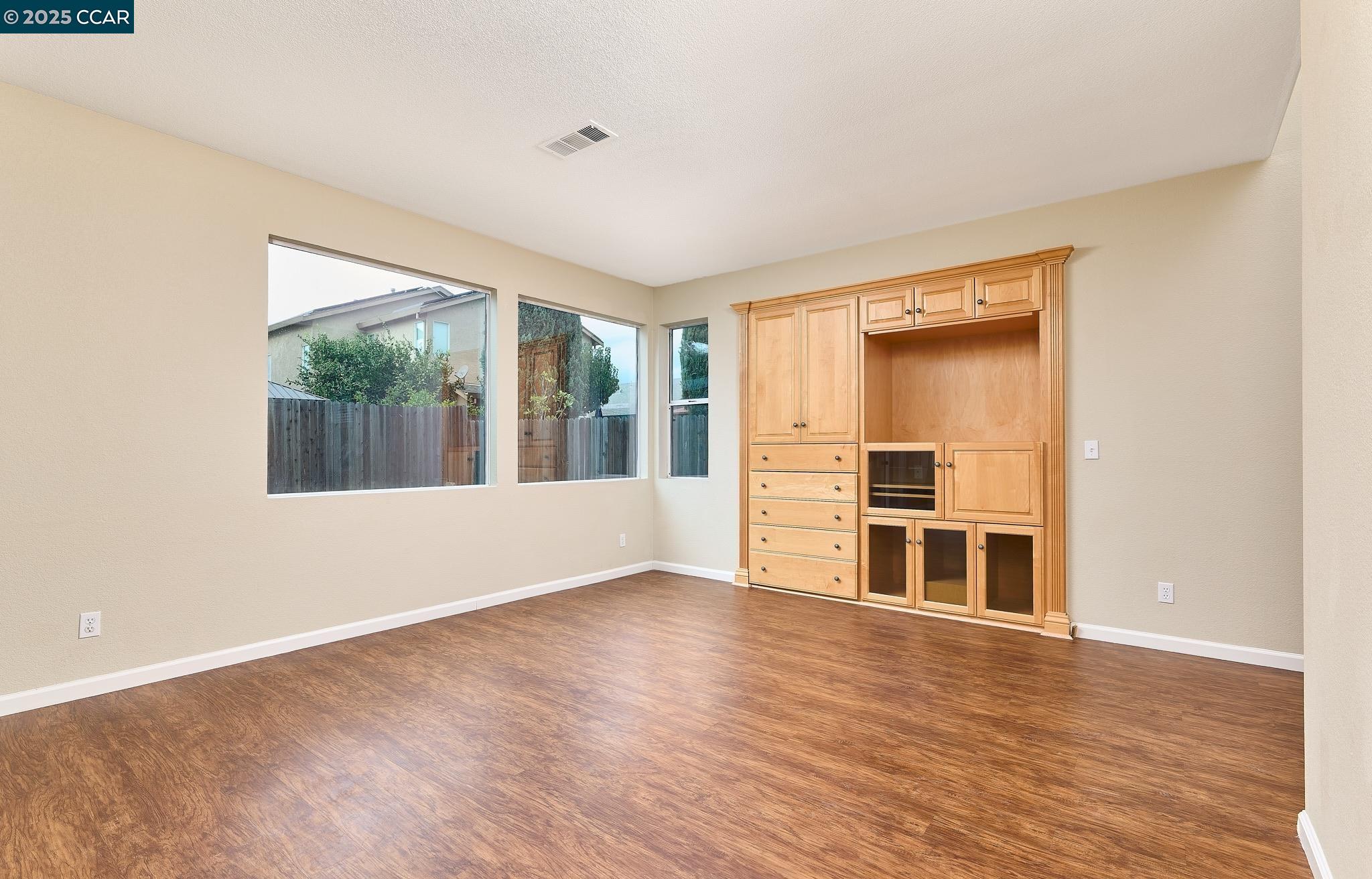 Detail Gallery Image 7 of 25 For 339 Fall Cir, Oakley,  CA 94561 - 4 Beds | 2/1 Baths