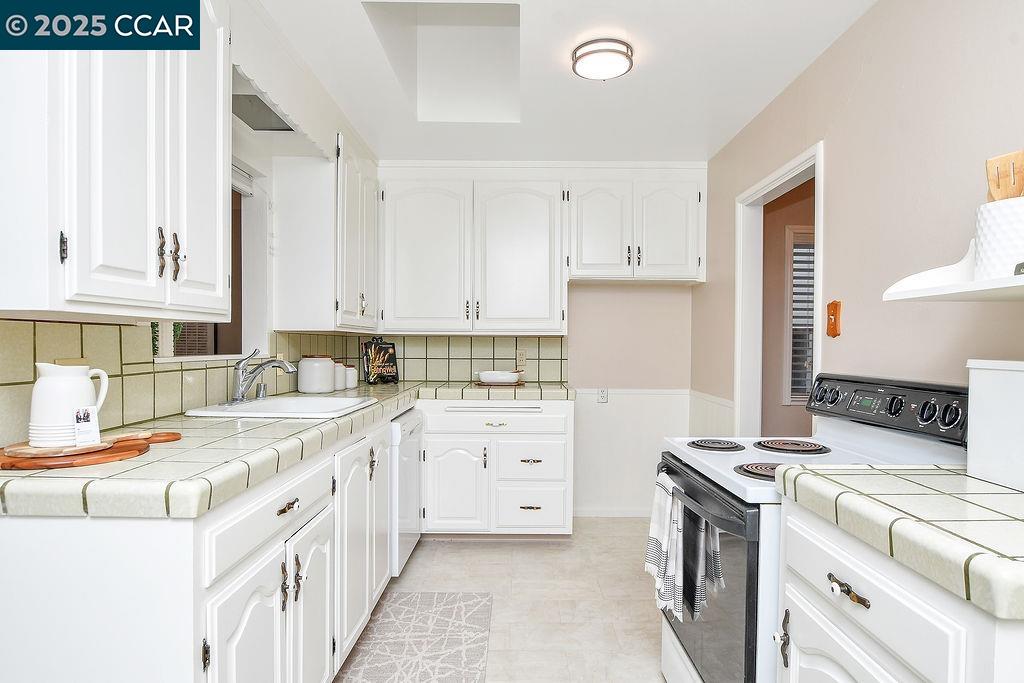 Detail Gallery Image 9 of 38 For 19061 Gliddon Street, Castro Valley,  CA 94546 - 3 Beds | 2 Baths