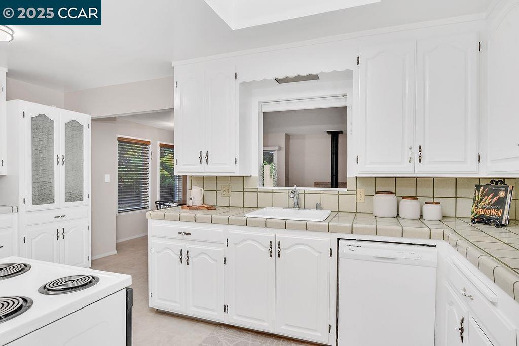 Detail Gallery Image 10 of 38 For 19061 Gliddon Street, Castro Valley,  CA 94546 - 3 Beds | 2 Baths