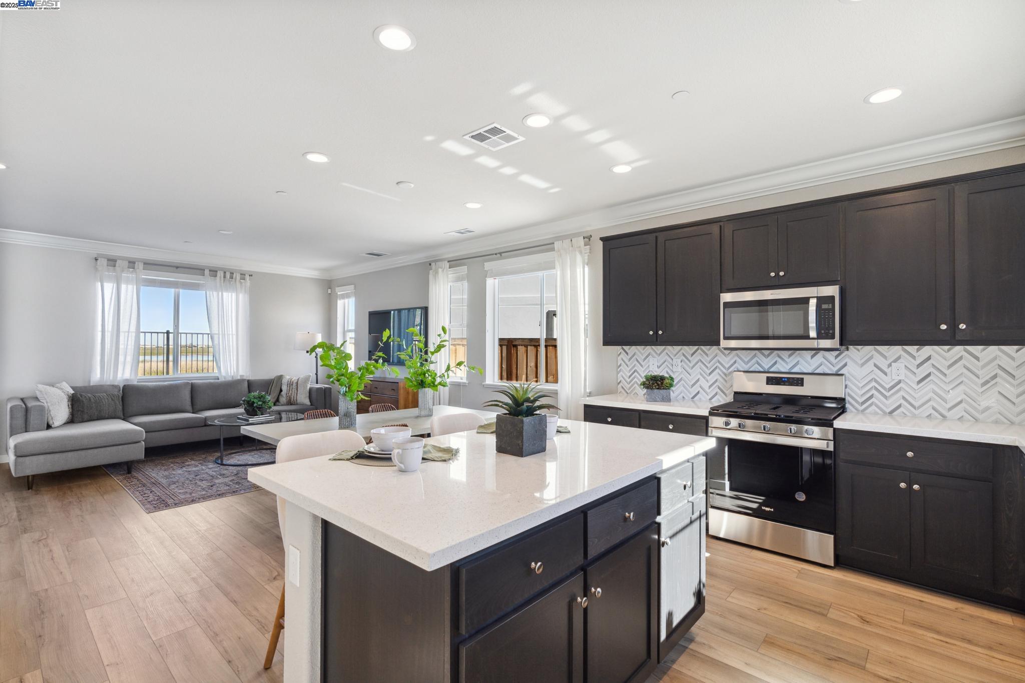 Detail Gallery Image 3 of 21 For 1468 Monument Ln, Fairfield,  CA 94533 - 4 Beds | 2/1 Baths