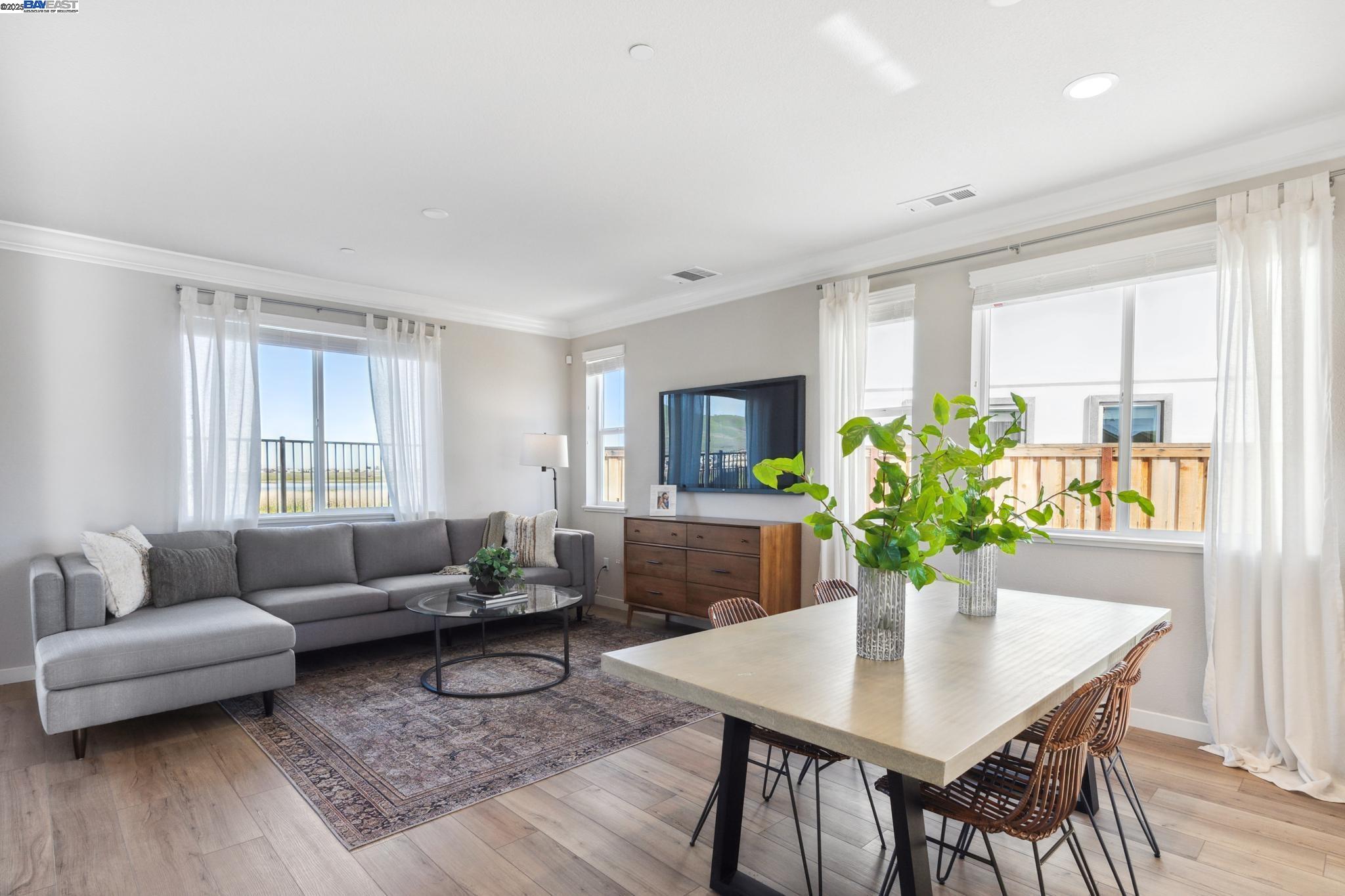 Detail Gallery Image 6 of 21 For 1468 Monument Ln, Fairfield,  CA 94533 - 4 Beds | 2/1 Baths