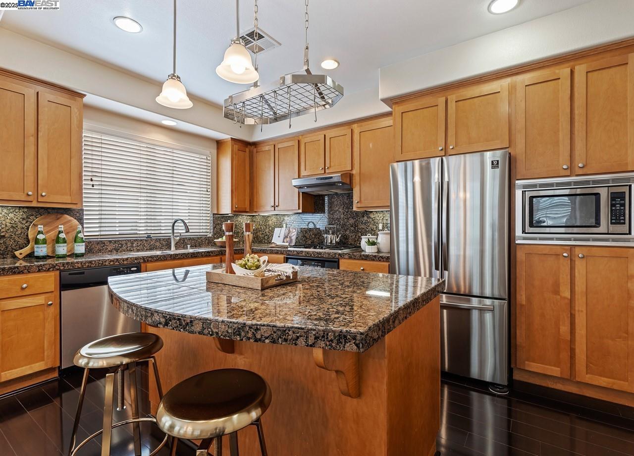 Detail Gallery Image 18 of 38 For 6020 Hillbrook Pl, Dublin,  CA 94568 - 3 Beds | 3/1 Baths