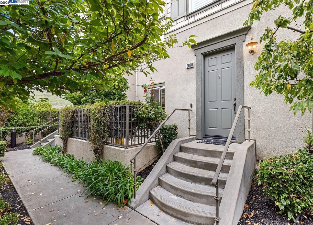 Detail Gallery Image 3 of 38 For 6020 Hillbrook Pl, Dublin,  CA 94568 - 3 Beds | 3/1 Baths