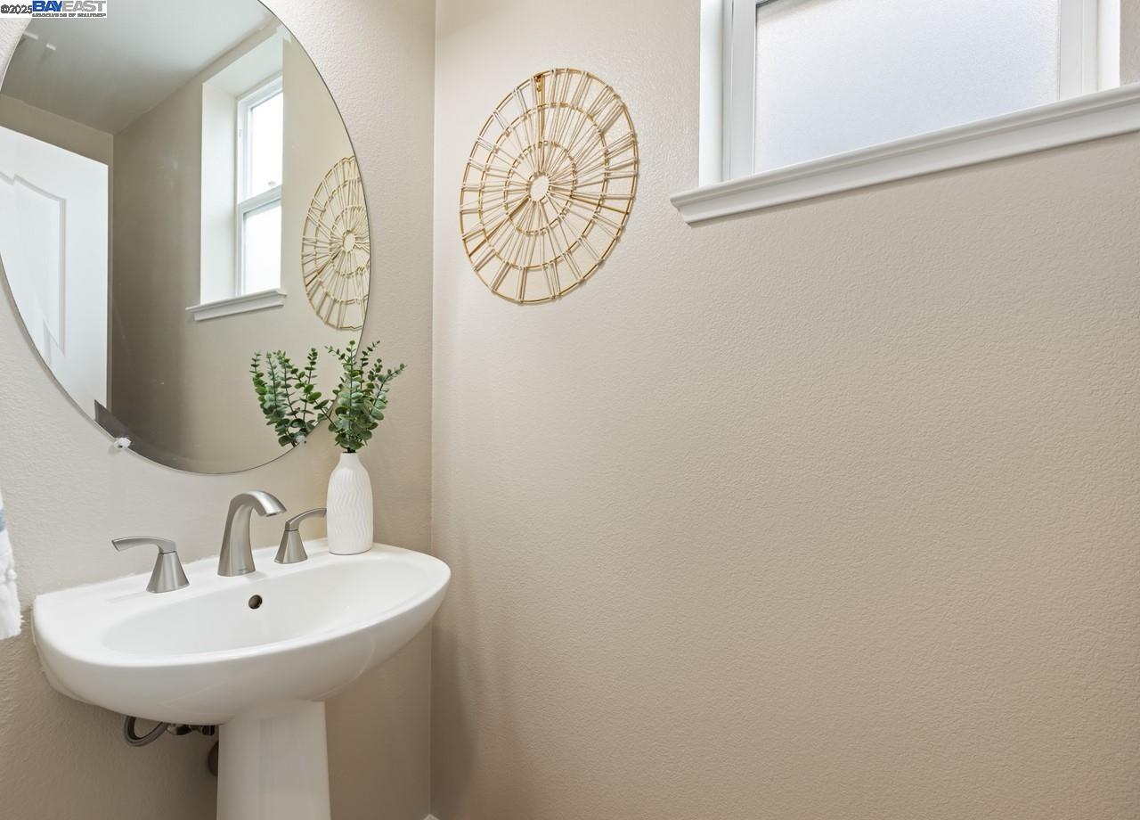 Detail Gallery Image 22 of 38 For 6020 Hillbrook Pl, Dublin,  CA 94568 - 3 Beds | 3/1 Baths