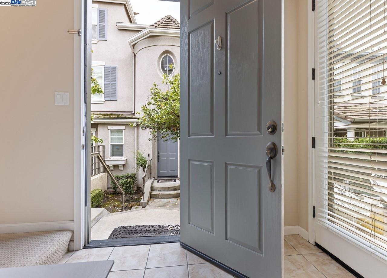 Detail Gallery Image 4 of 38 For 6020 Hillbrook Pl, Dublin,  CA 94568 - 3 Beds | 3/1 Baths