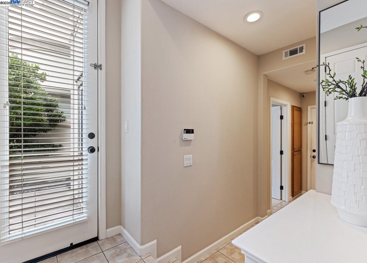 Detail Gallery Image 6 of 38 For 6020 Hillbrook Pl, Dublin,  CA 94568 - 3 Beds | 3/1 Baths