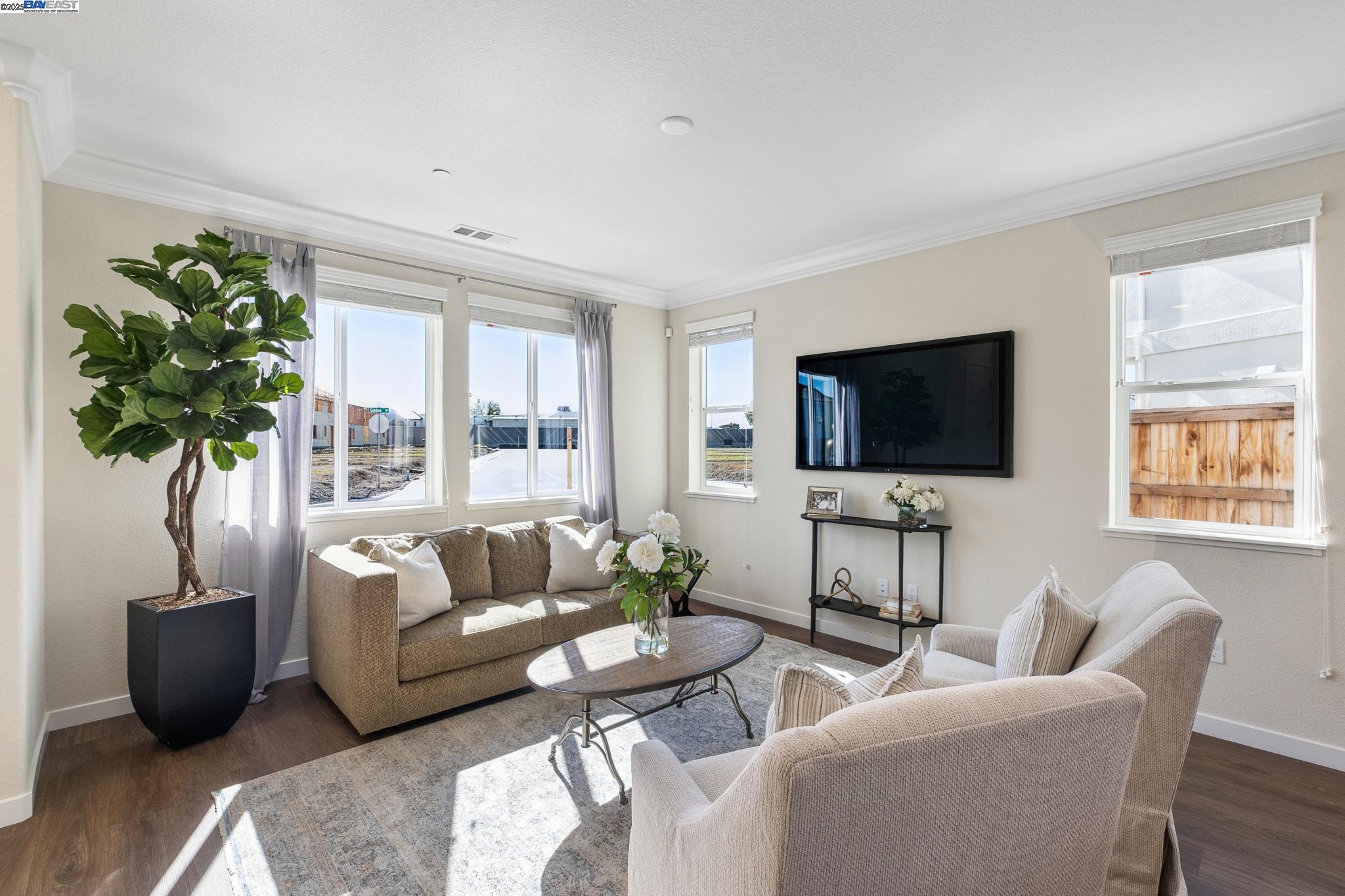 Detail Gallery Image 4 of 22 For 1480 Monument Ln, Fairfield,  CA 94533 - 4 Beds | 3 Baths