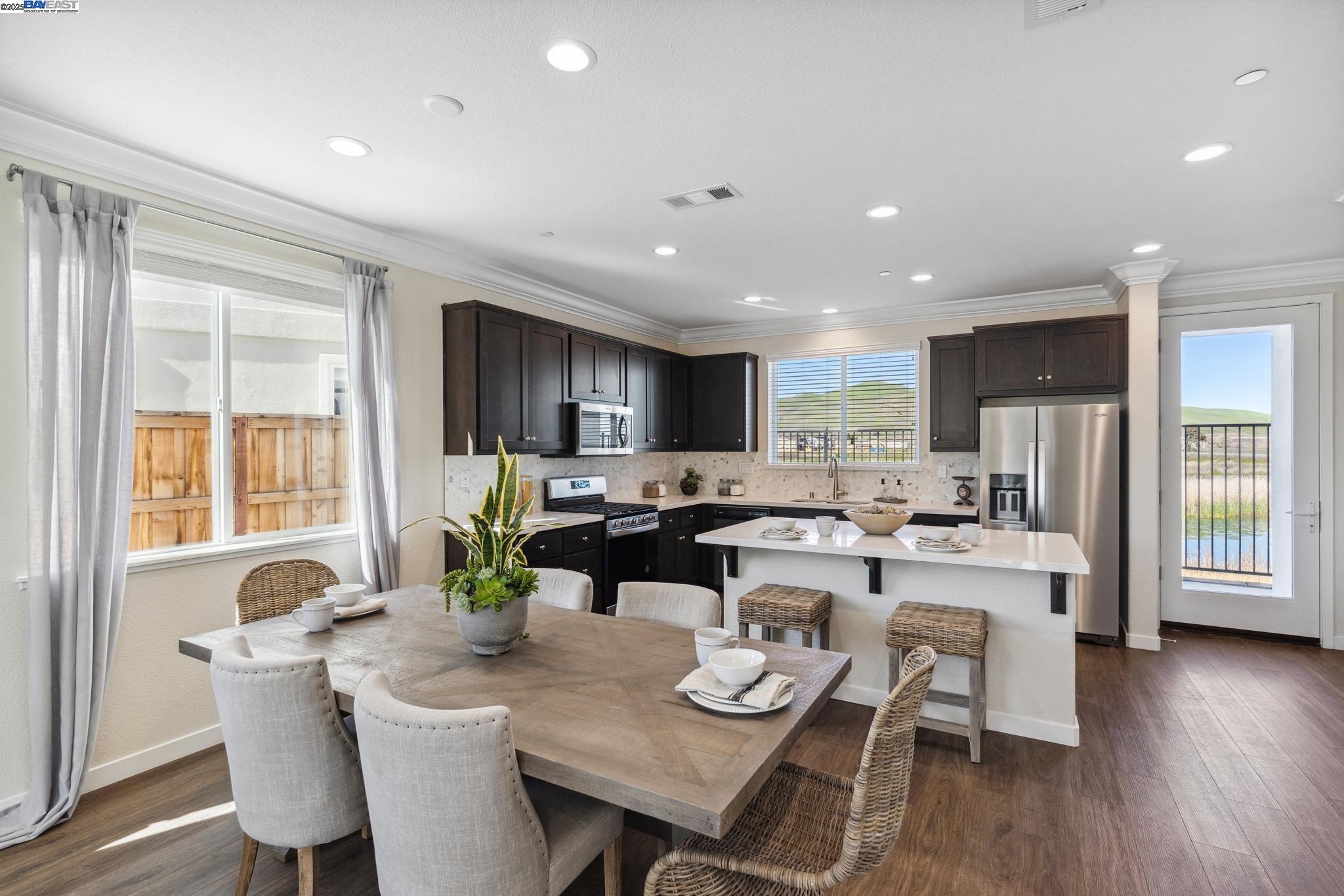 Detail Gallery Image 6 of 22 For 1480 Monument Ln, Fairfield,  CA 94533 - 4 Beds | 3 Baths