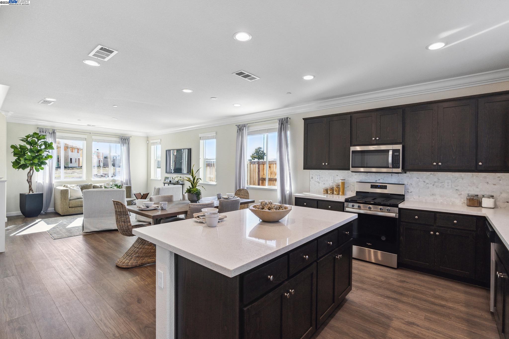 Detail Gallery Image 10 of 22 For 1480 Monument Ln, Fairfield,  CA 94533 - 4 Beds | 3 Baths