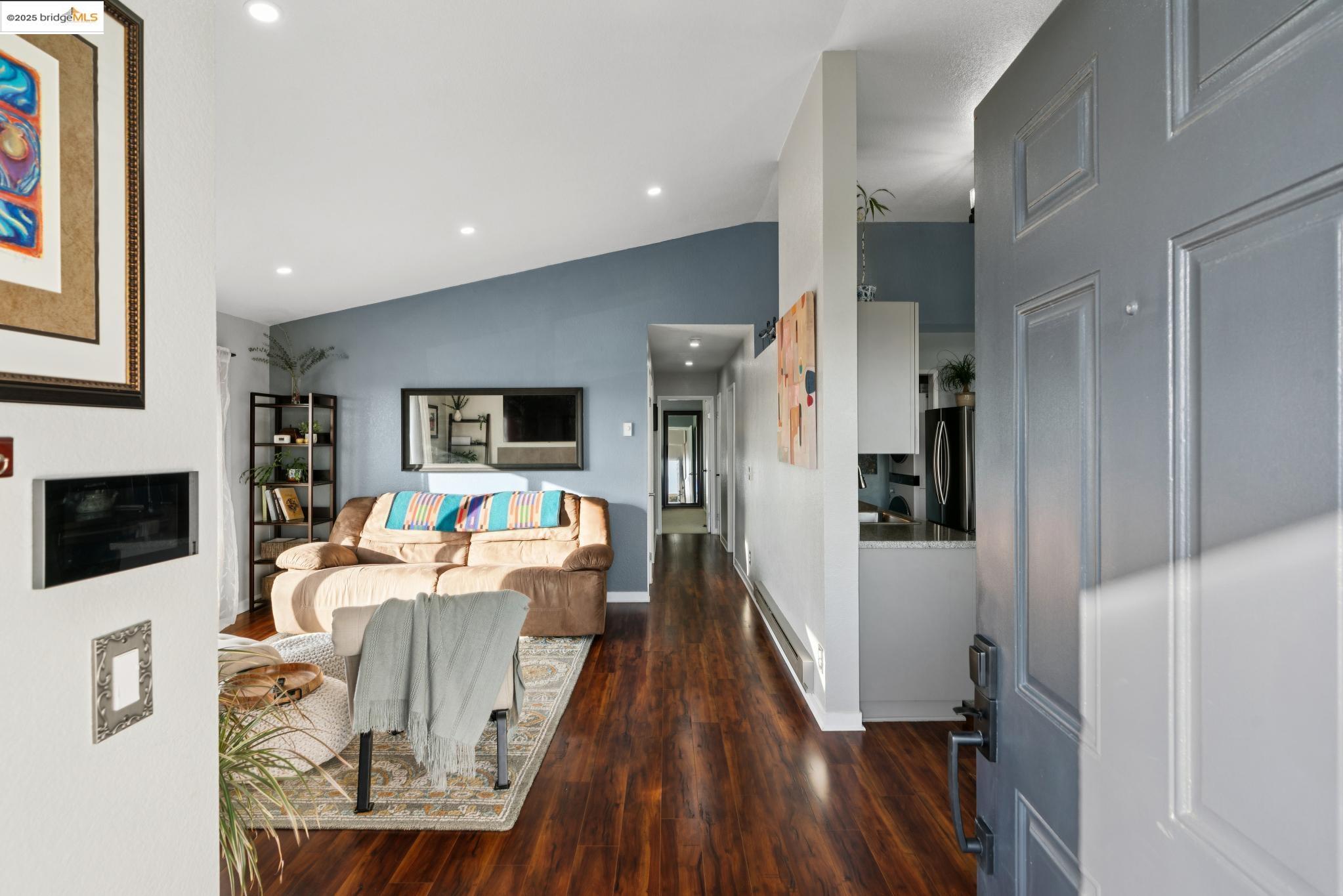 Detail Gallery Image 3 of 60 For 184 Schooner Ct, Richmond,  CA 94804 - 2 Beds | 2 Baths