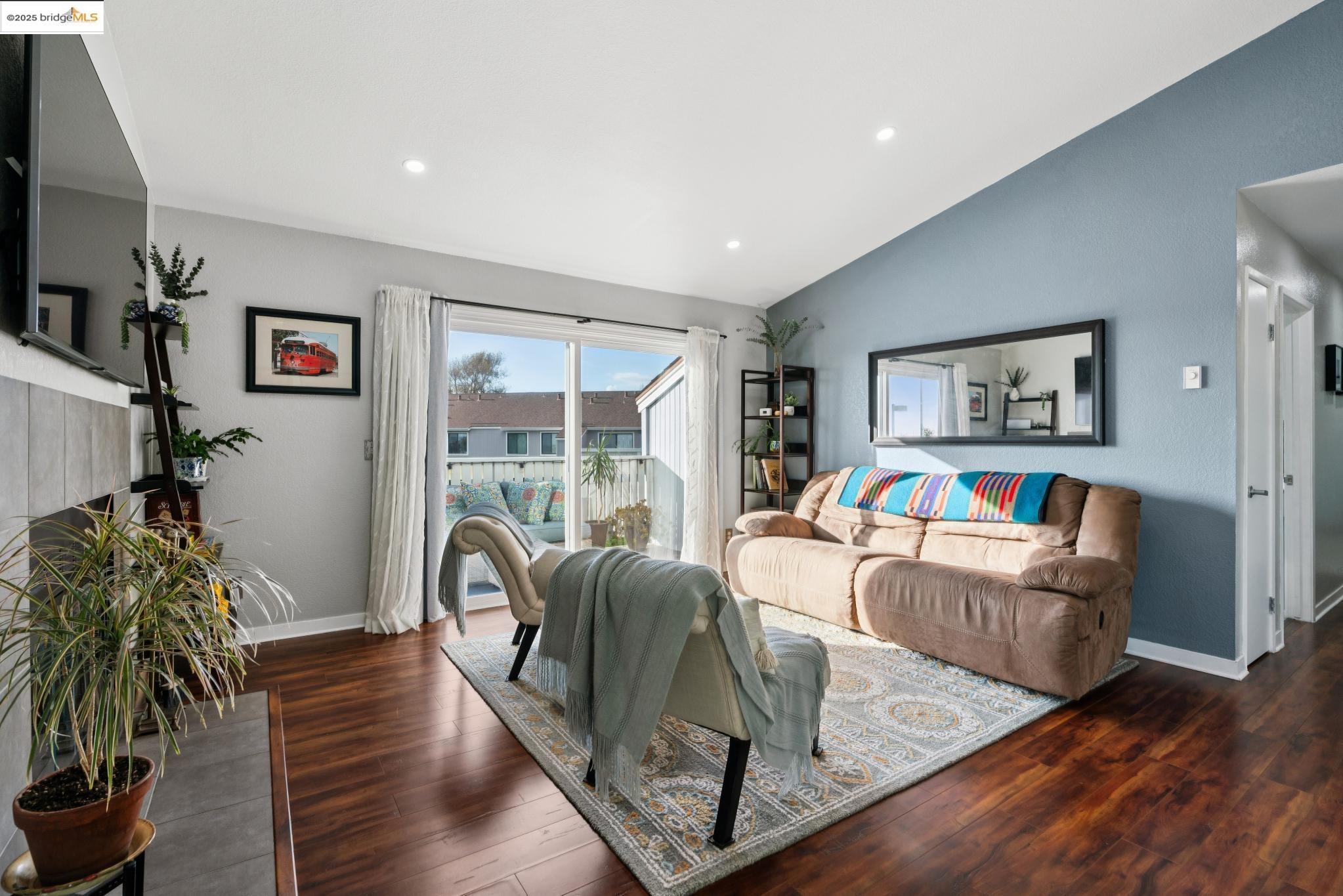 Detail Gallery Image 4 of 60 For 184 Schooner Ct, Richmond,  CA 94804 - 2 Beds | 2 Baths